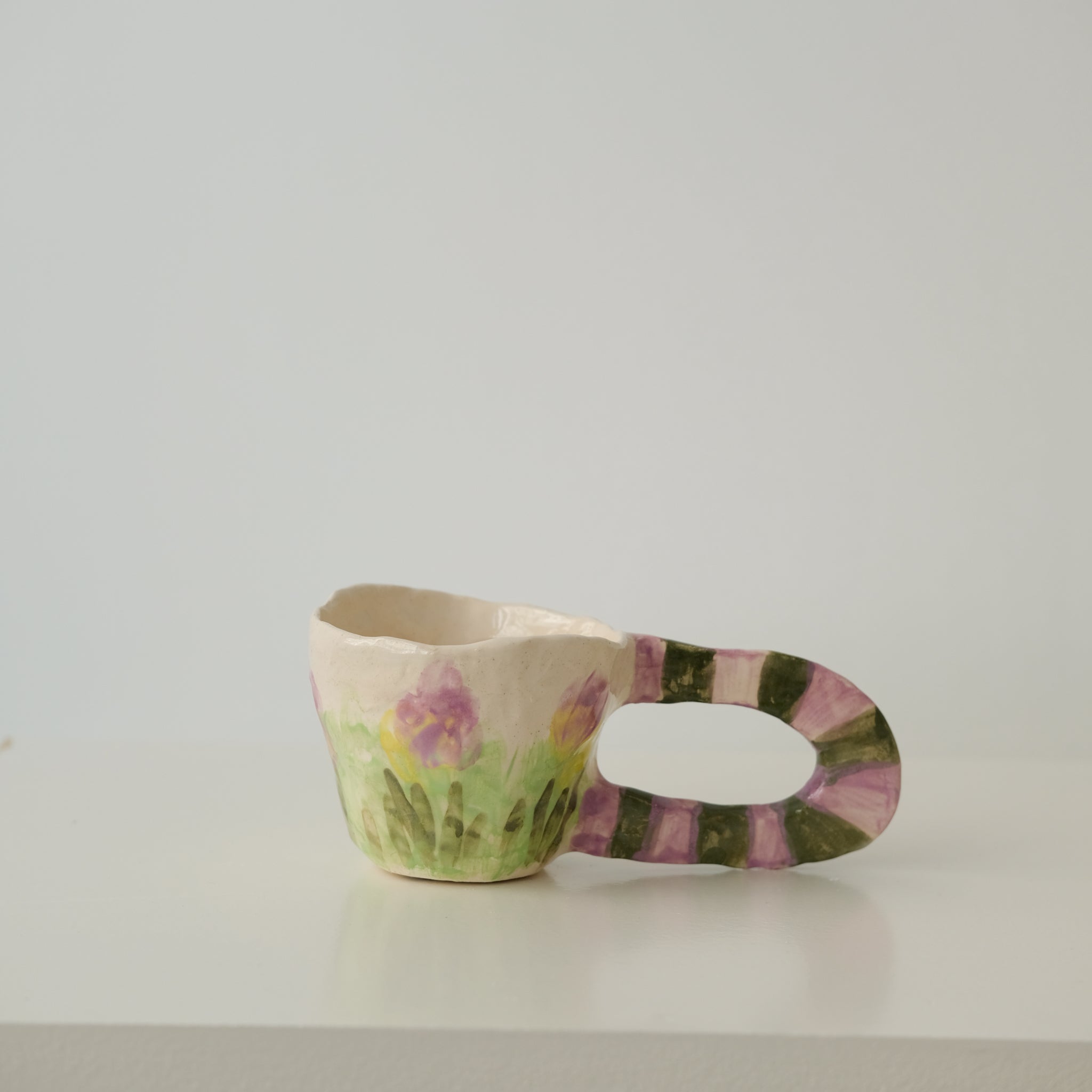 Tasse en faïence H 18cm anse rayée de Samantha Kerdine pour Brutal Ceramics