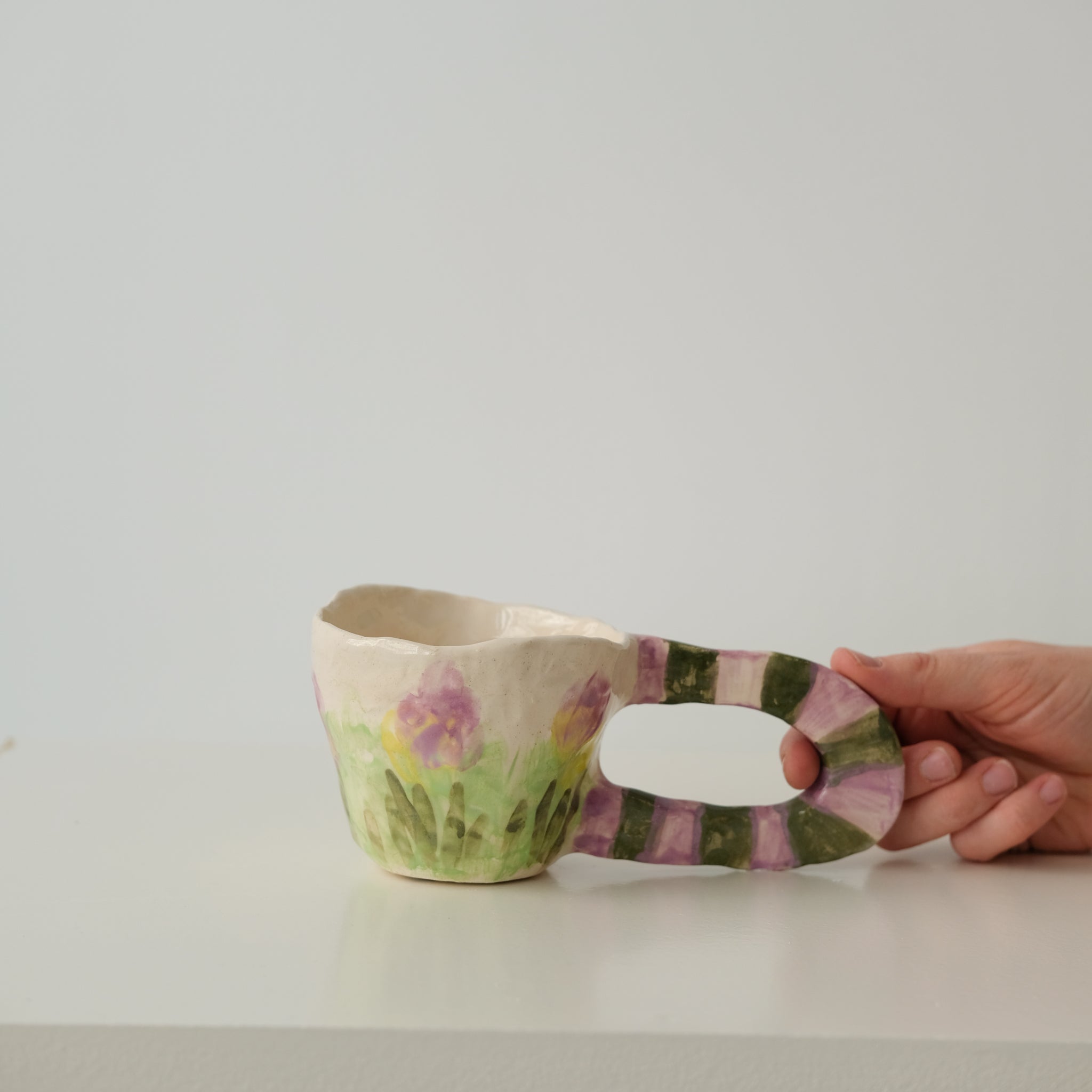Tasse en faïence H 18cm anse rayée de Samantha Kerdine pour Brutal