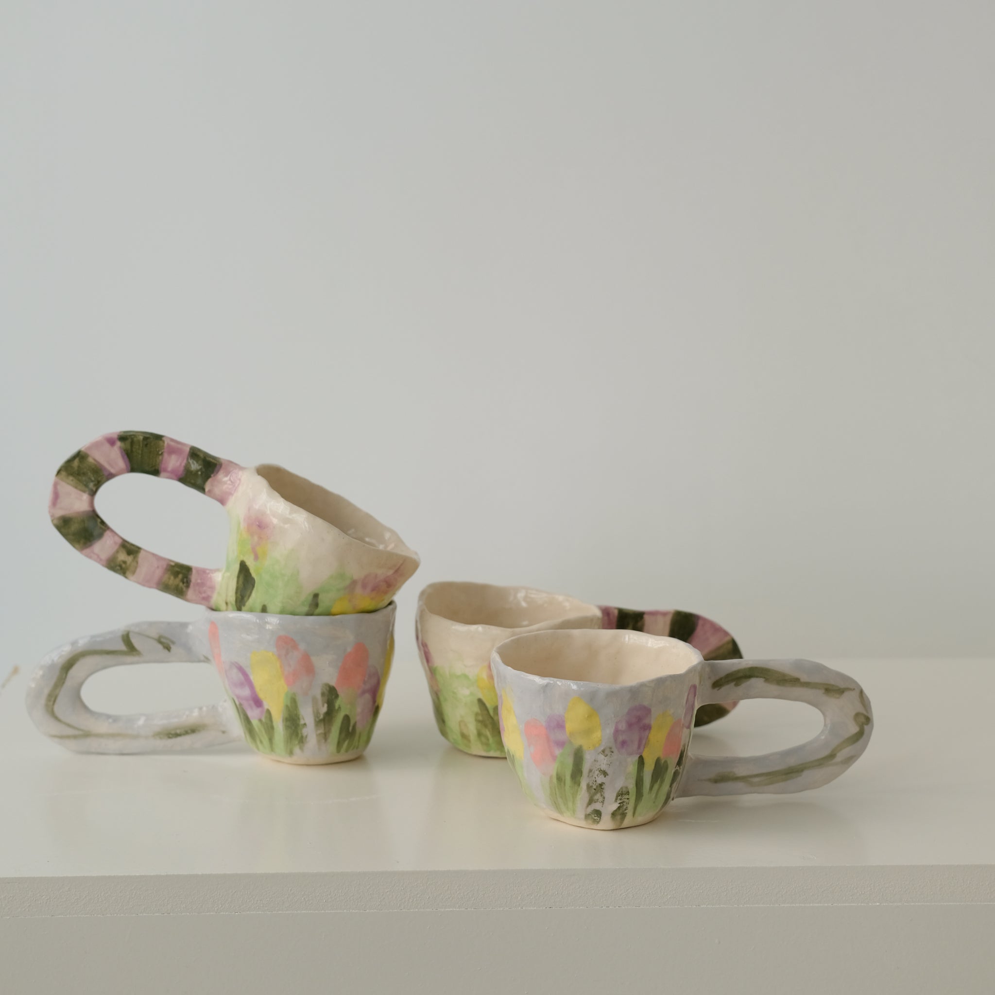 Tasse en faïence H 18cm anse rayée de Samantha Kerdine pour Brutal