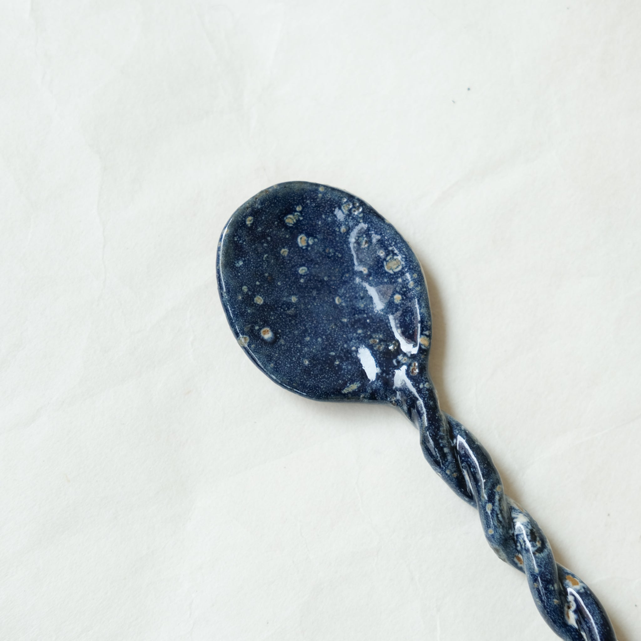 Cuillère tressée 01 émail bleu Atelier Vitrac chez Brutal Ceramics