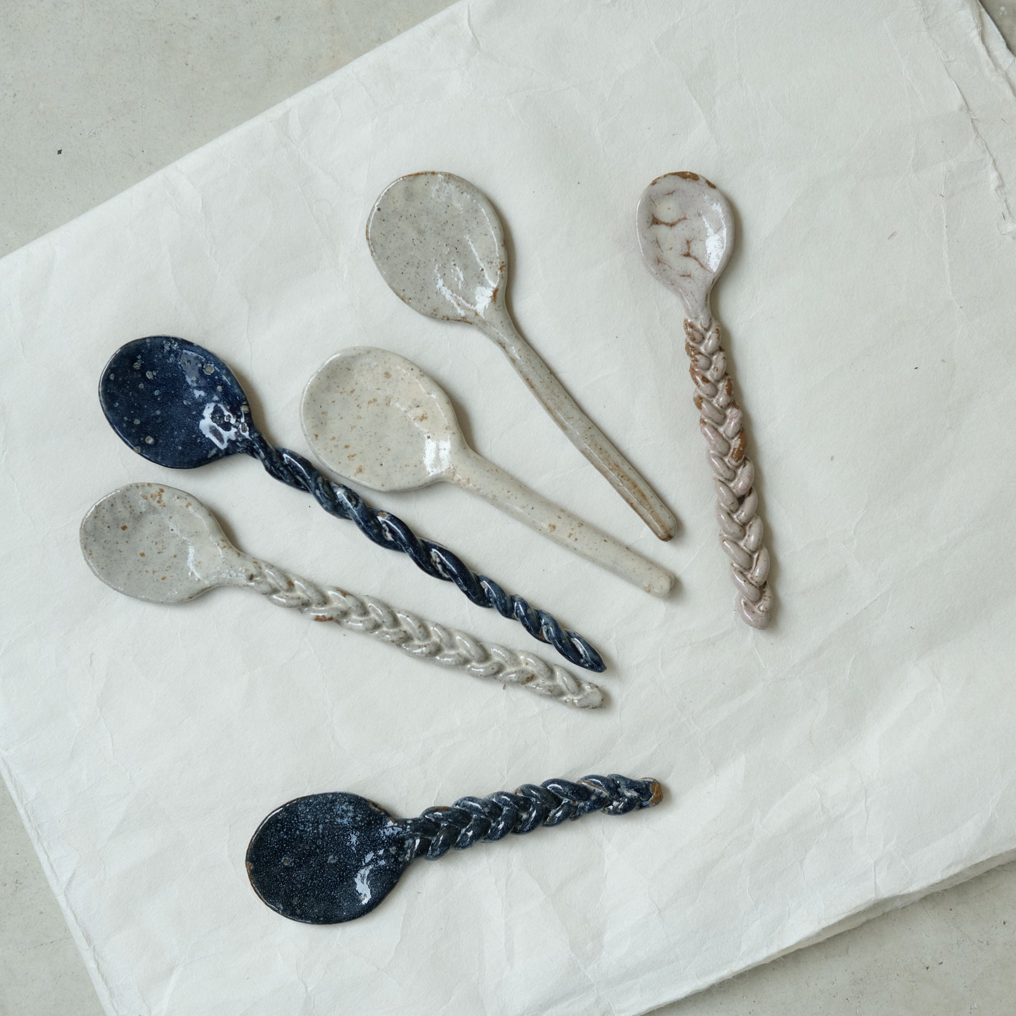 Cuillère tressée 02 émail bleu Atelier Vitrac chez Brutal Ceramics