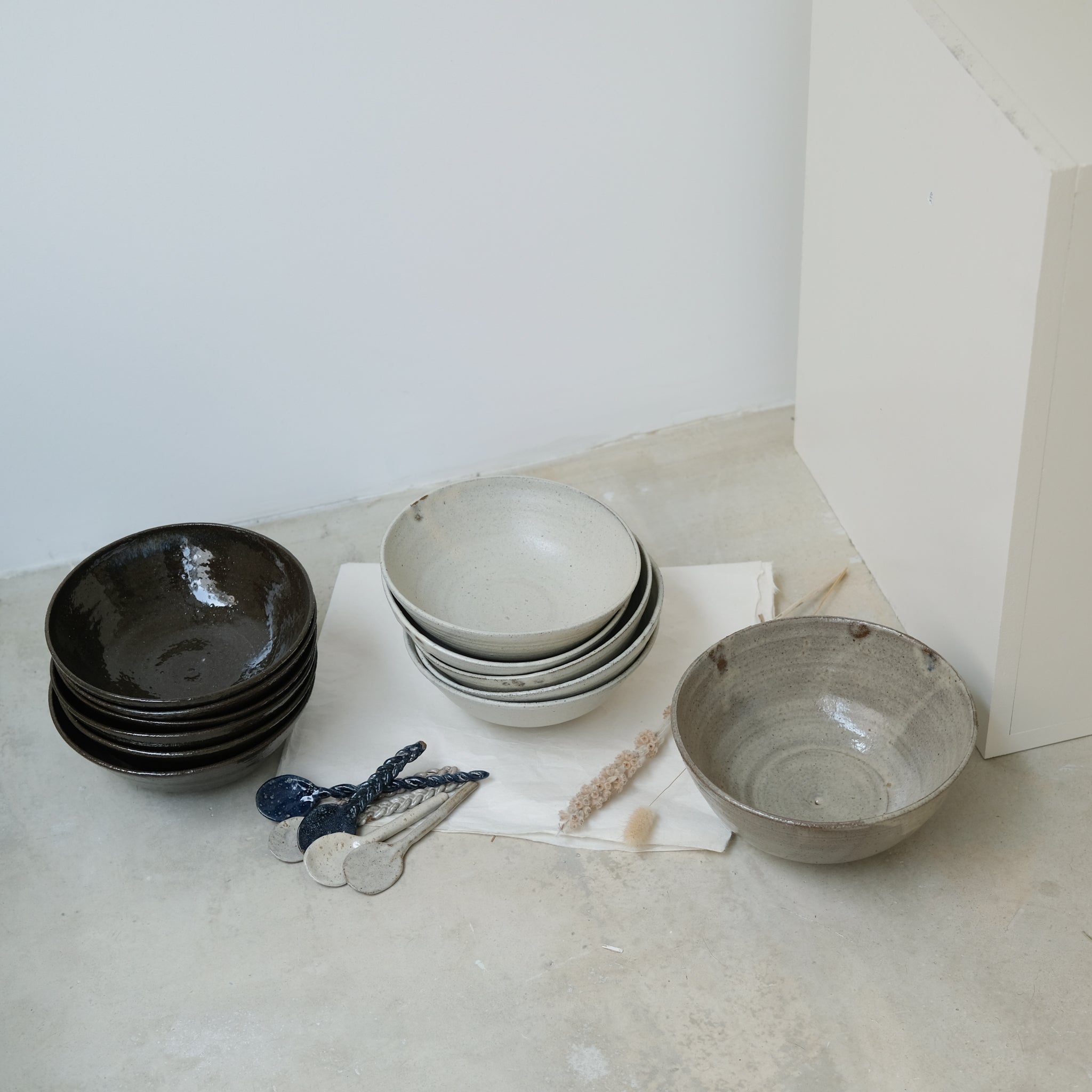 Cuillère tressée 03 émail beige Atelier Vitrac chez Brutal Ceramics