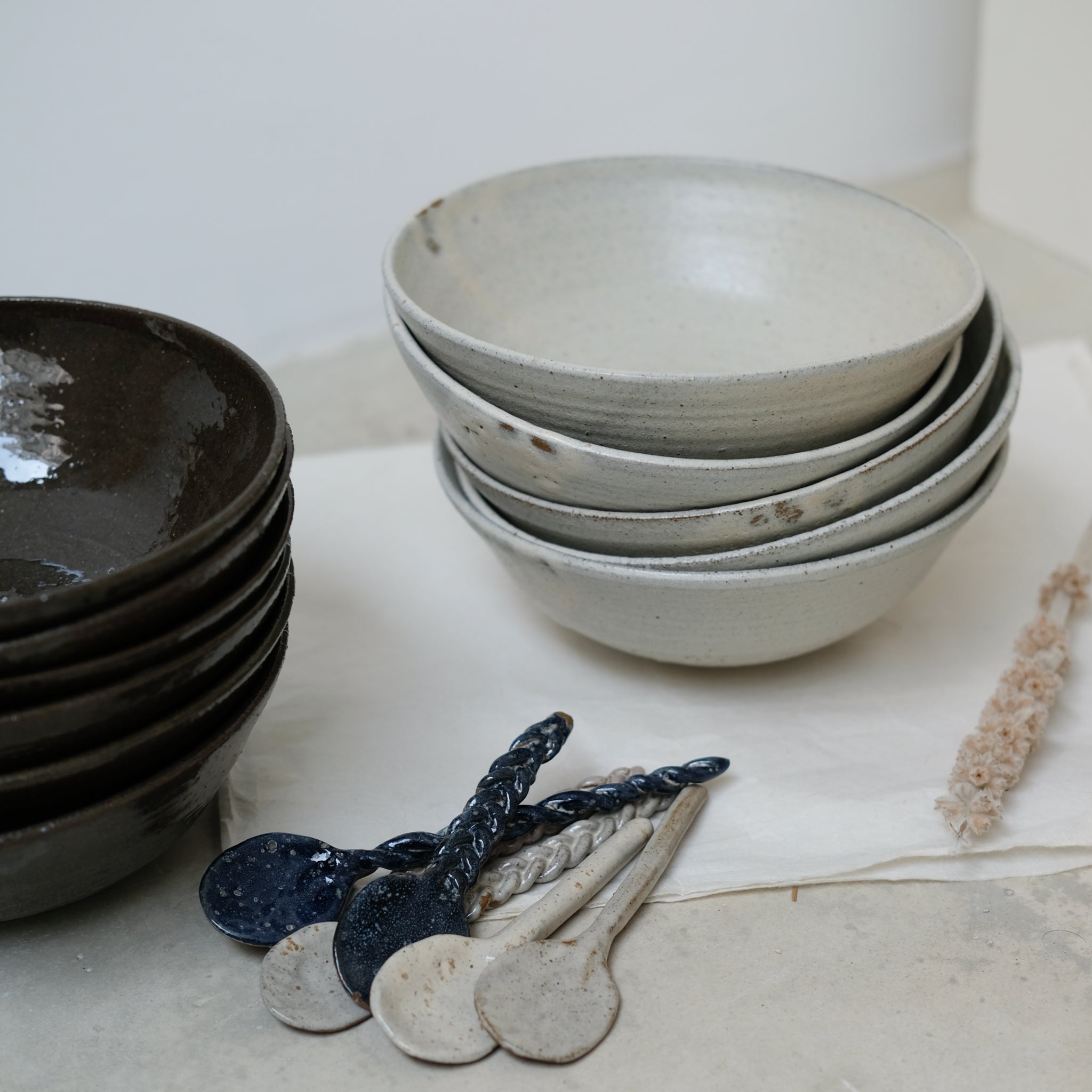 Cuillère tressée 02 émail bleu Atelier Vitrac chez Brutal Ceramics