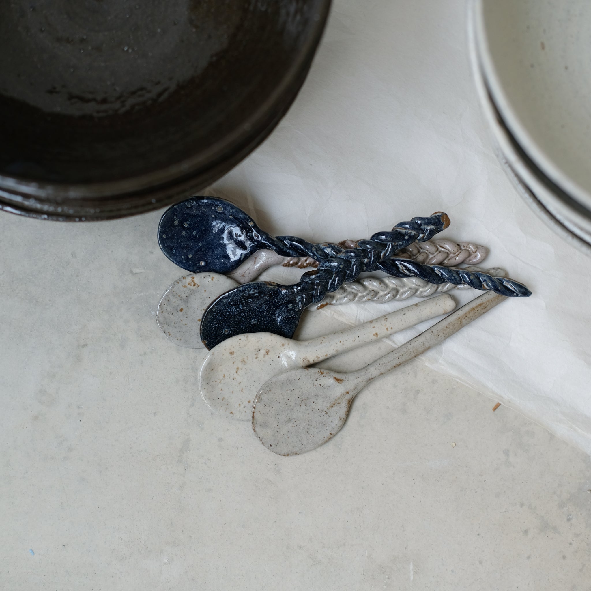 Cuillère tressée 01 émail bleu Atelier Vitrac chez Brutal Ceramics