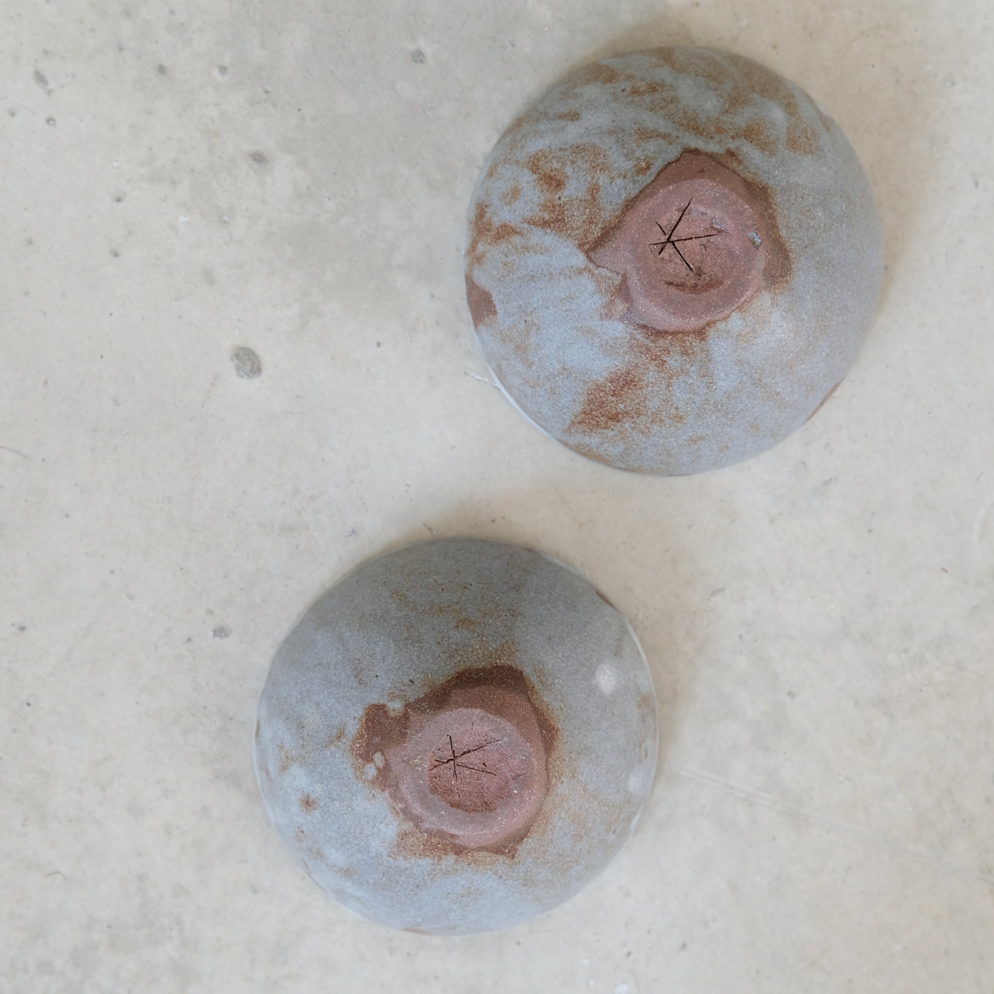 Bol en grès rouge D 8,5cm(o) - gris/bleu de Cups cups cups chez Brutal