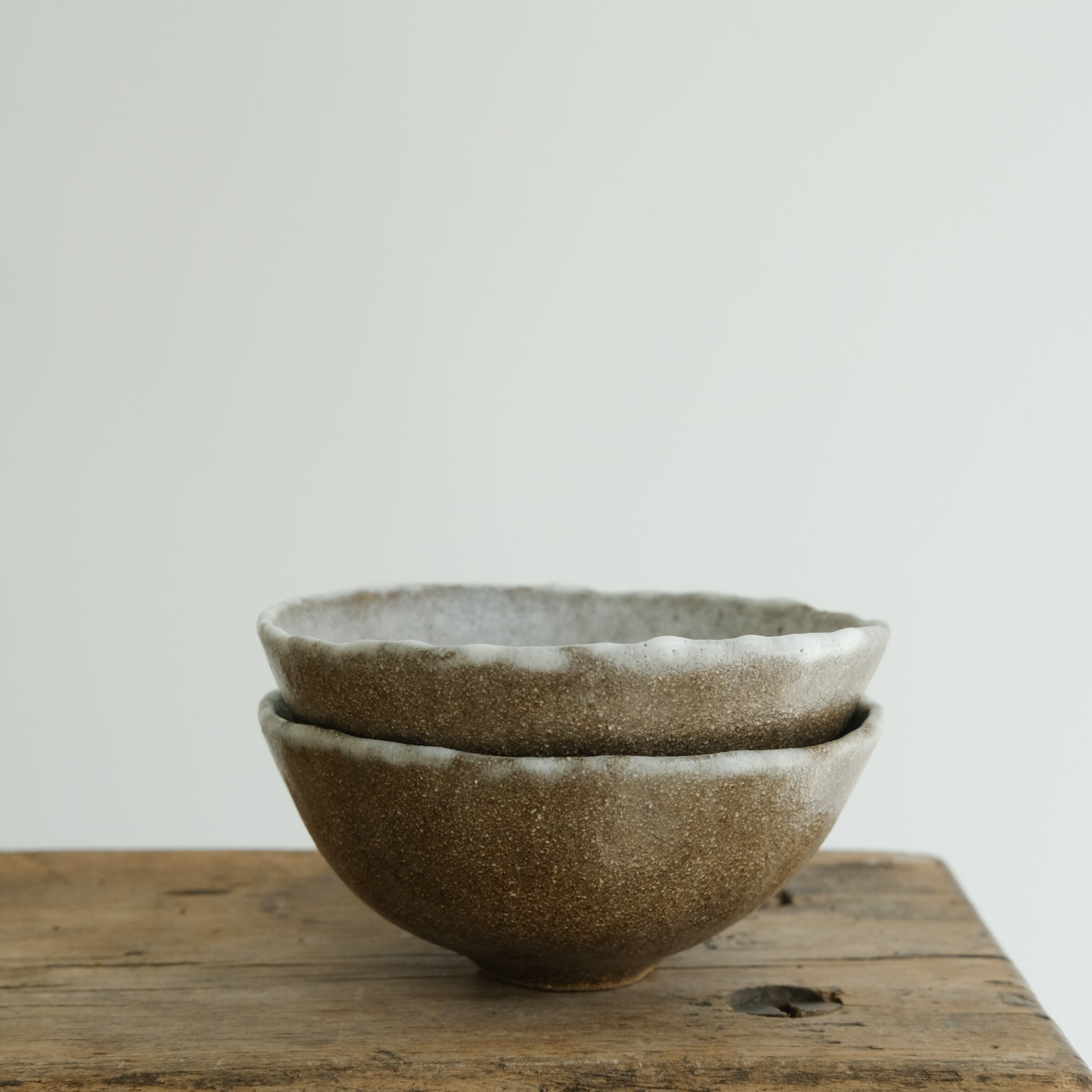Bol en grès roux D 11,5cm(l) - blanc/brun de Cups cups cups chez Brutal Ceramics
