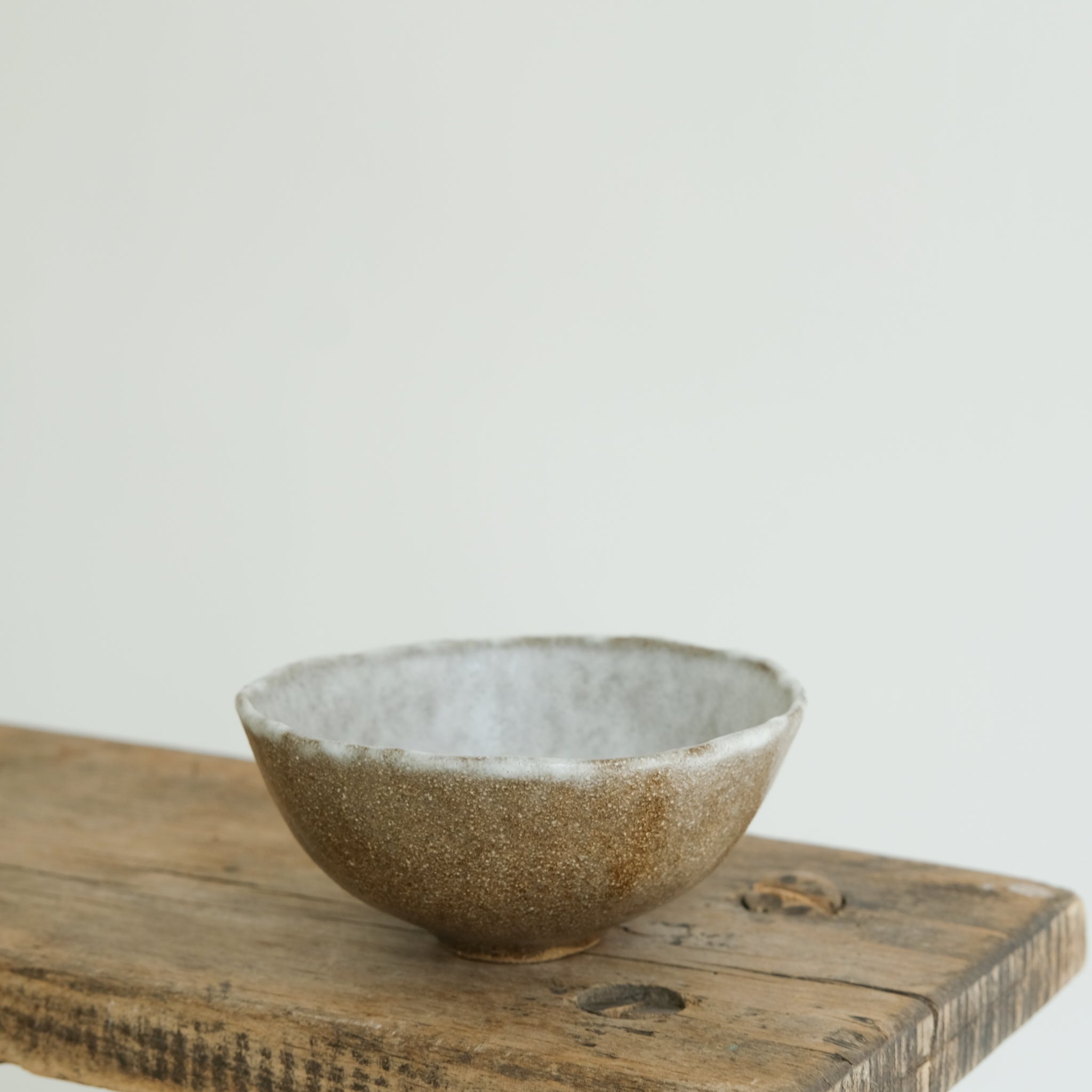 Bol en grès roux D 11,5cm(l) - blanc/brun de Cups cups cups chez Brutal Ceramics