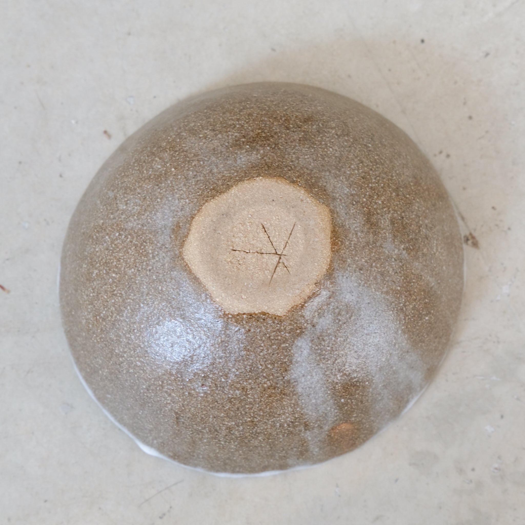 Bol en grès roux D 11,5cm(l) - blanc/brun de Cups cups cups chez Brutal Ceramics