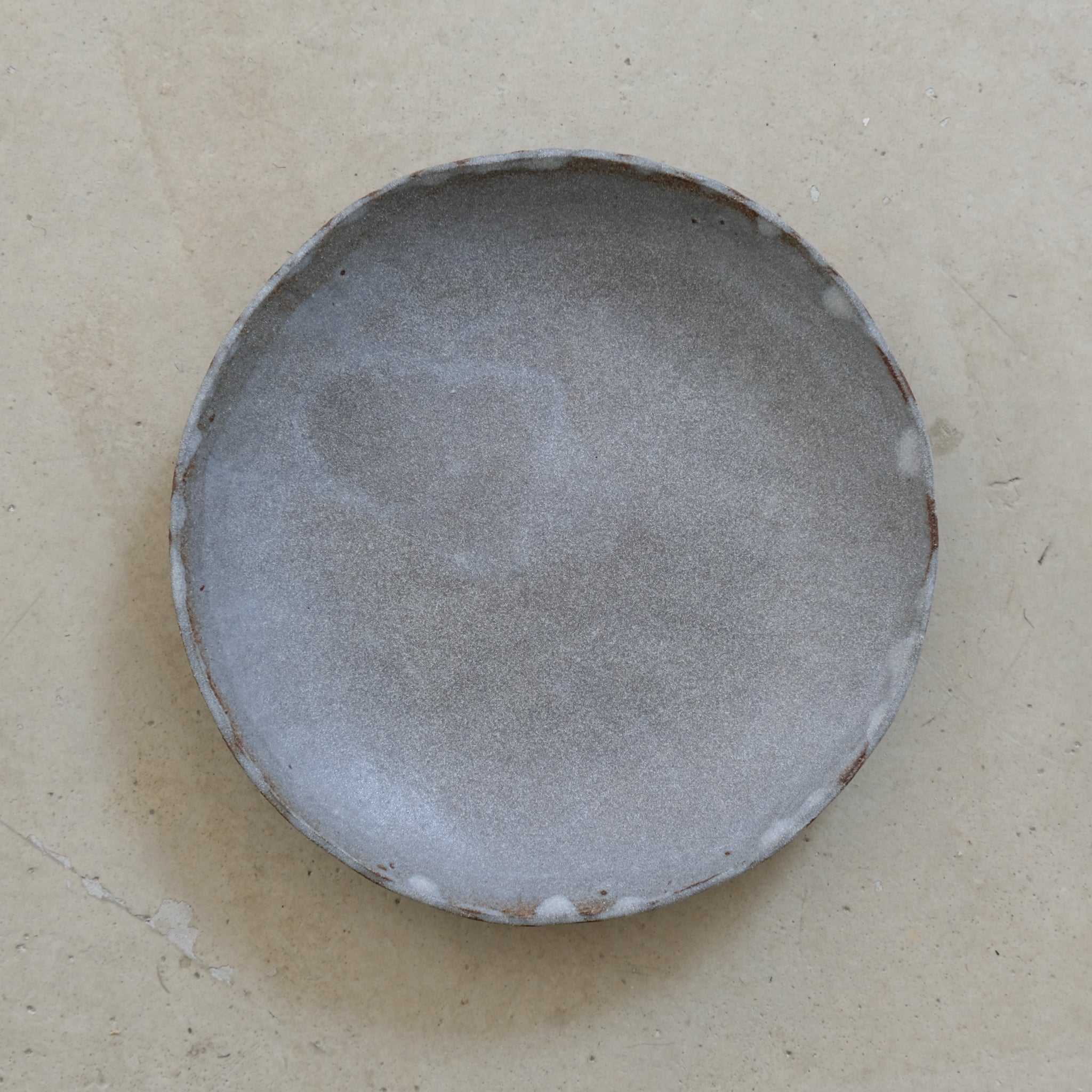Assiette en grès rouge D 15cm(u) - gris de Cups cups cups chez Brutal Ceramics