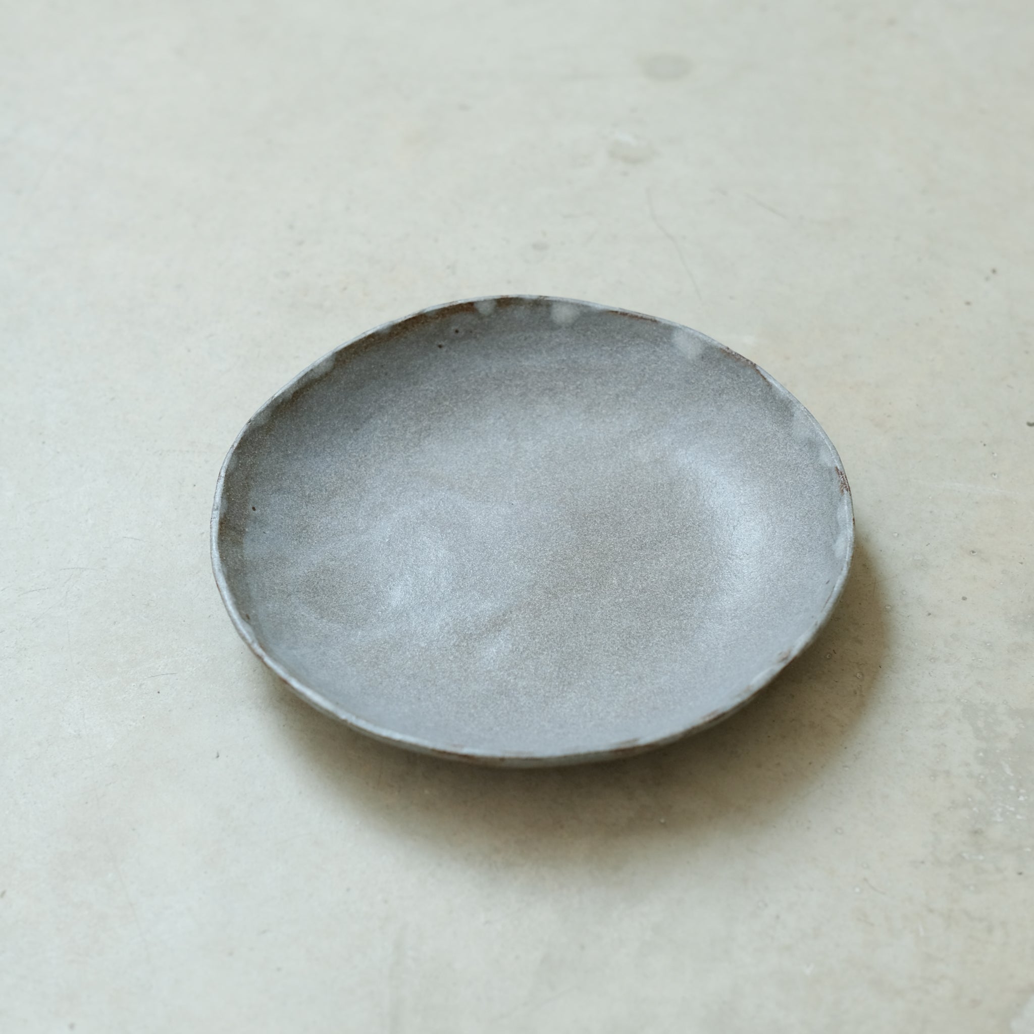 Assiette en grès rouge D 15cm(u) - gris de Cups cups cups chez Brutal Ceramics