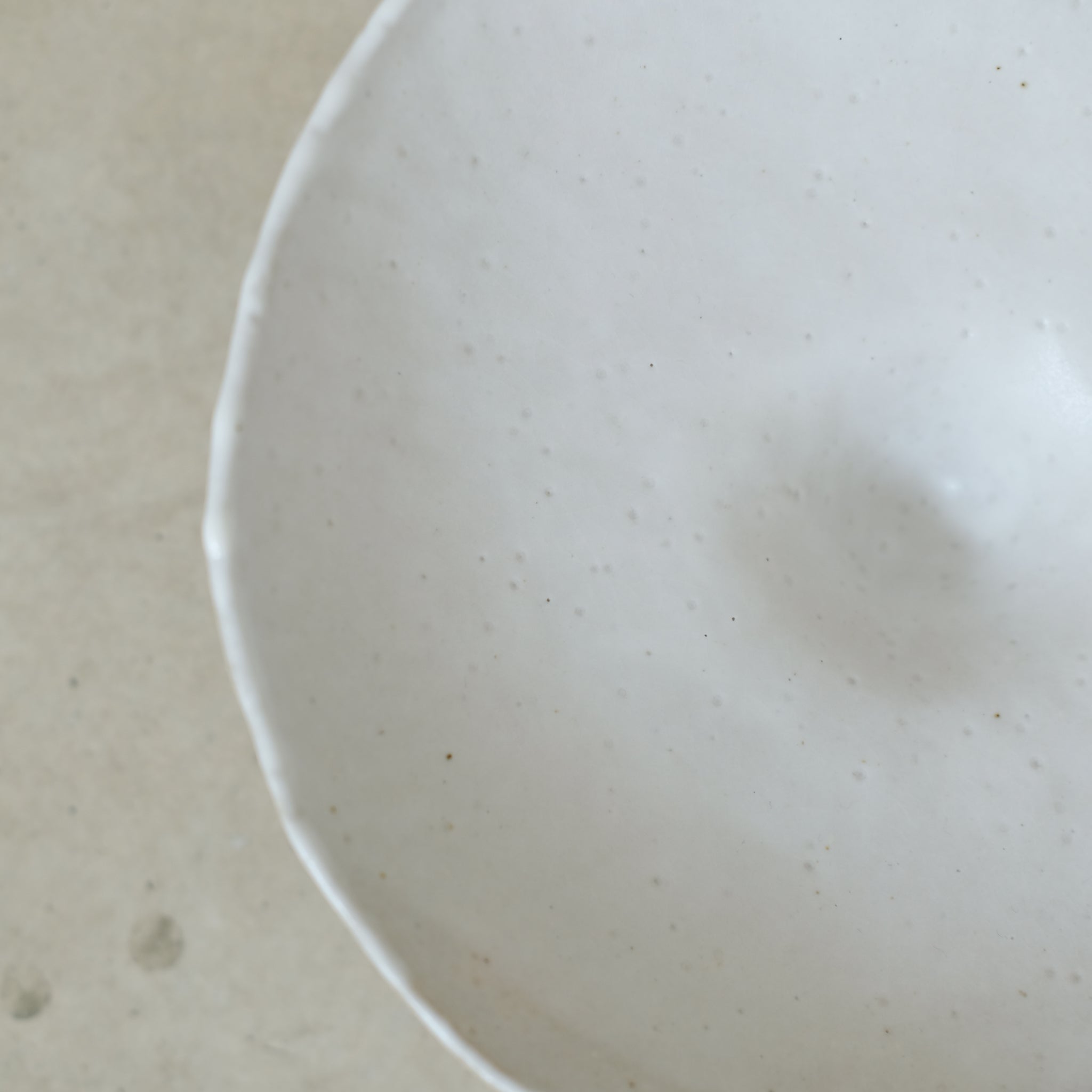 Coupe en grès blanc D 21,5cm(v) - blanc de Cups cups cups chez Brutal