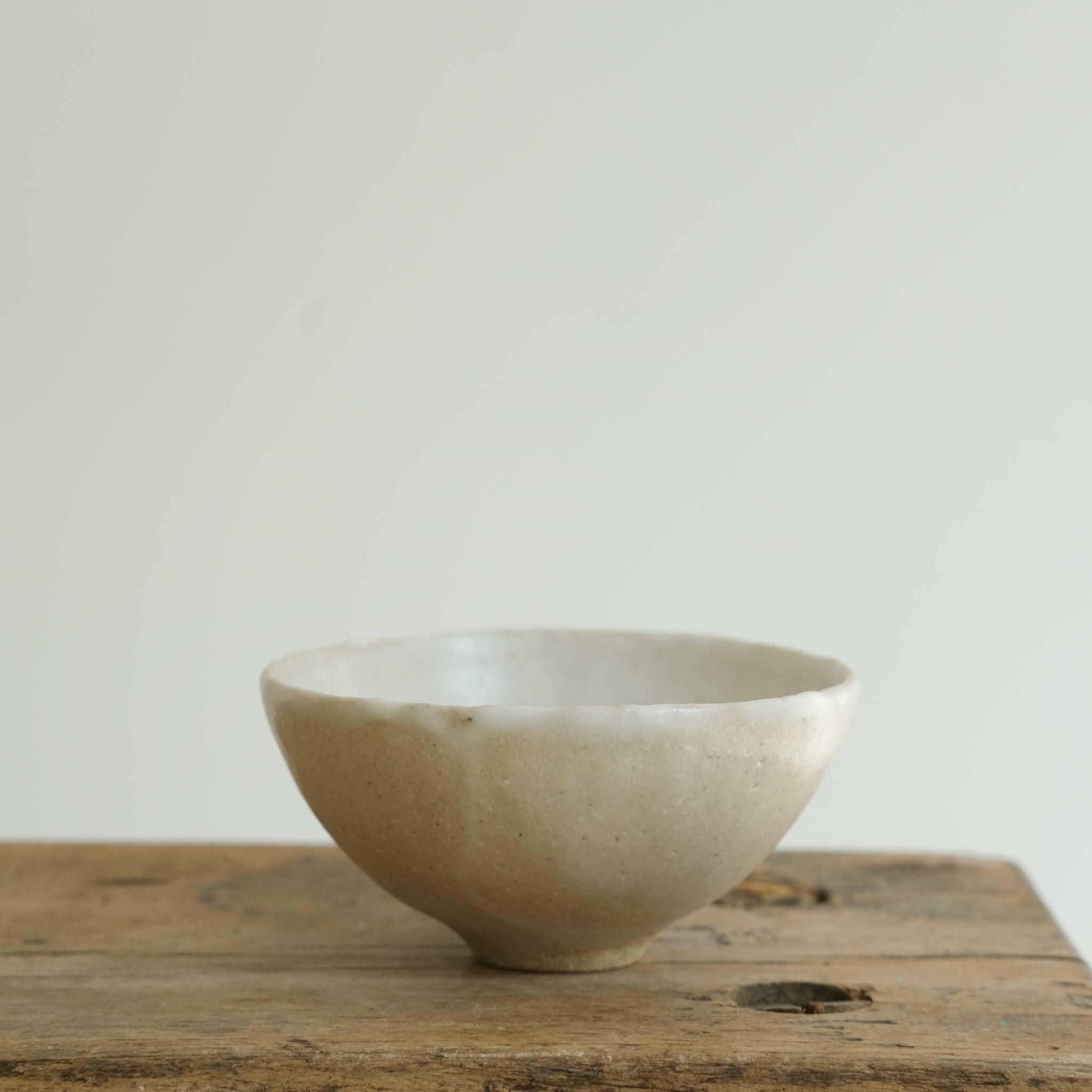 Bol en grès roux D 9cm(h) - blanc de Cups cups cups chez Brutal Ceramics