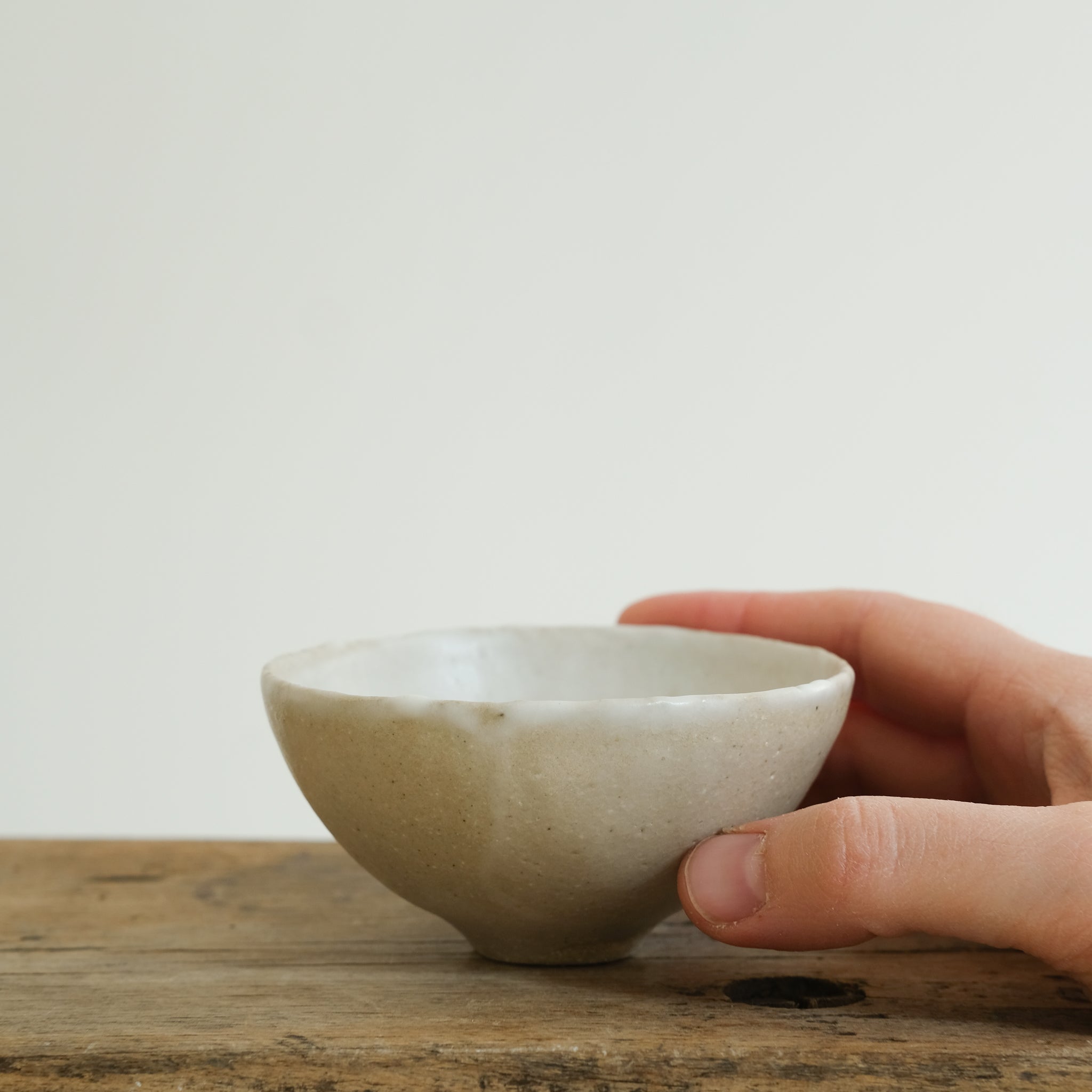Bol en grès roux D 9cm(h) - blanc de Cups cups cups chez Brutal