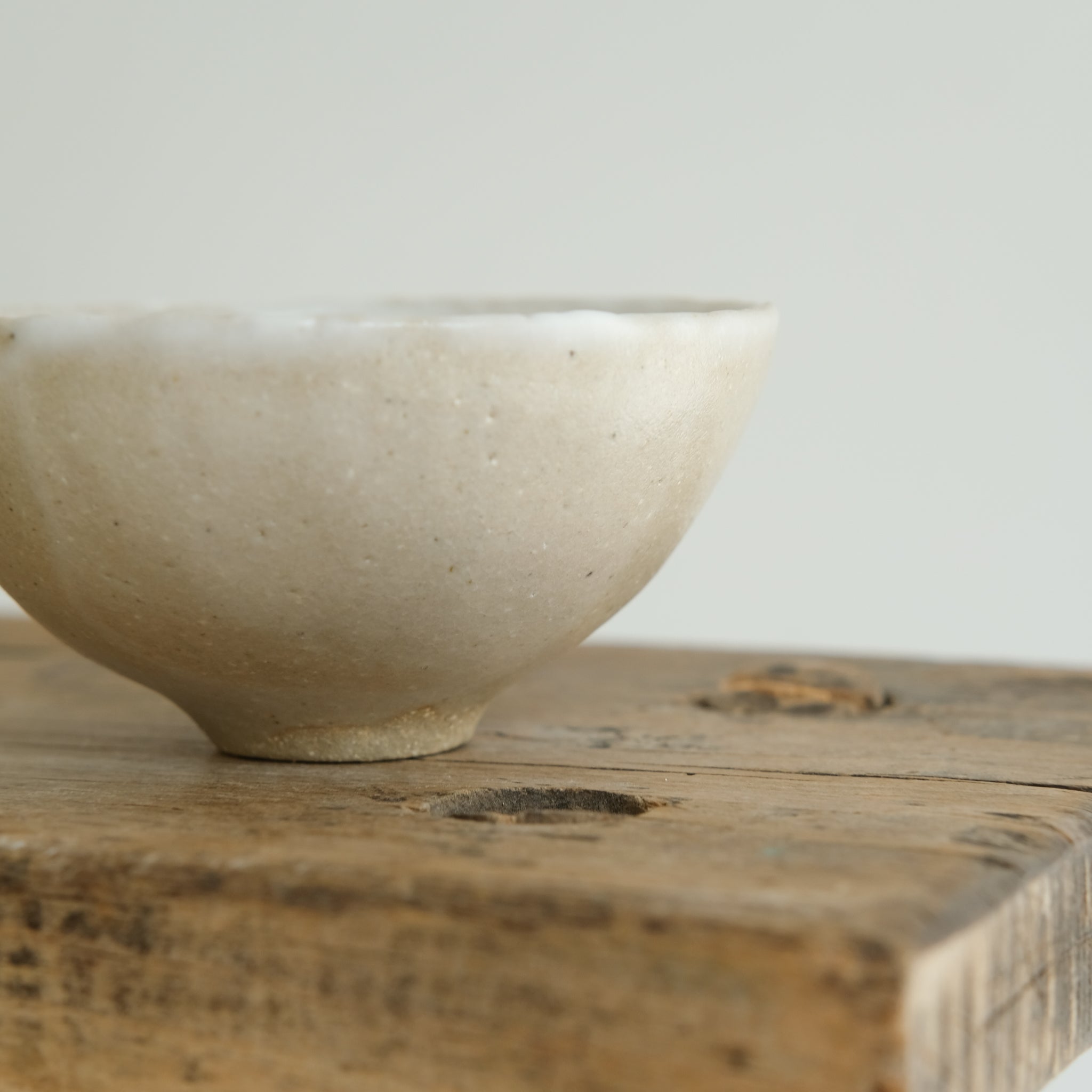 Bol en grès roux D 9cm(h) - blanc de Cups cups cups chez Brutal Ceramics