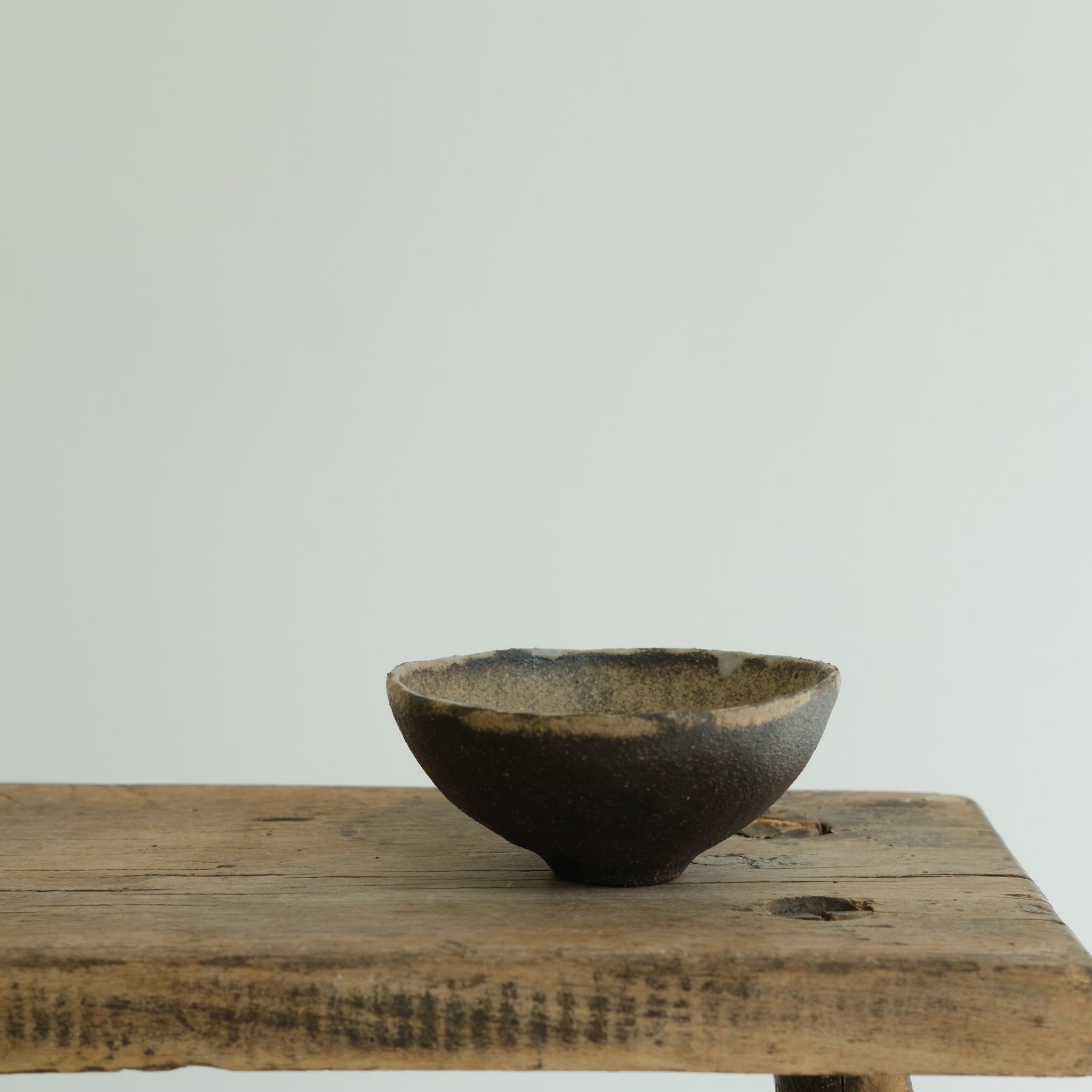 Bol en grès noir D 9cm(i) - blanc de Cups cups cups chez Brutal Ceramics