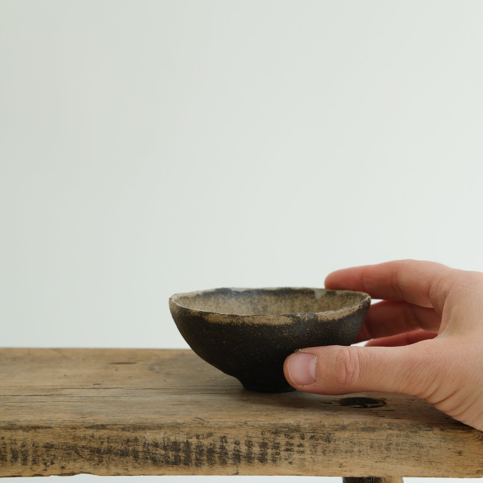 Bol en grès noir D 9cm(i) - blanc de Cups cups cups chez Brutal Ceramics