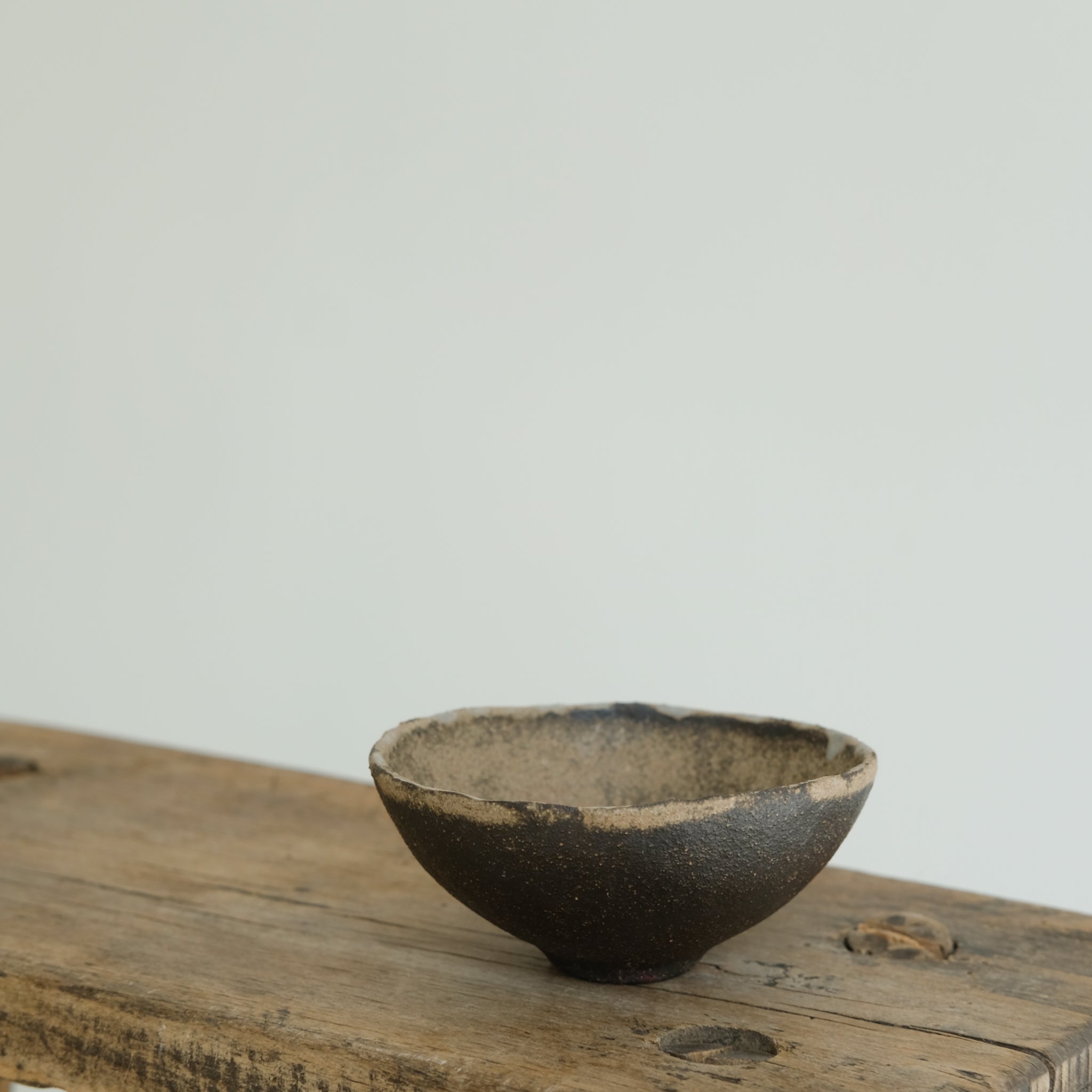 Bol en grès noir D 9cm(i) - blanc de Cups cups cups chez Brutal Ceramics