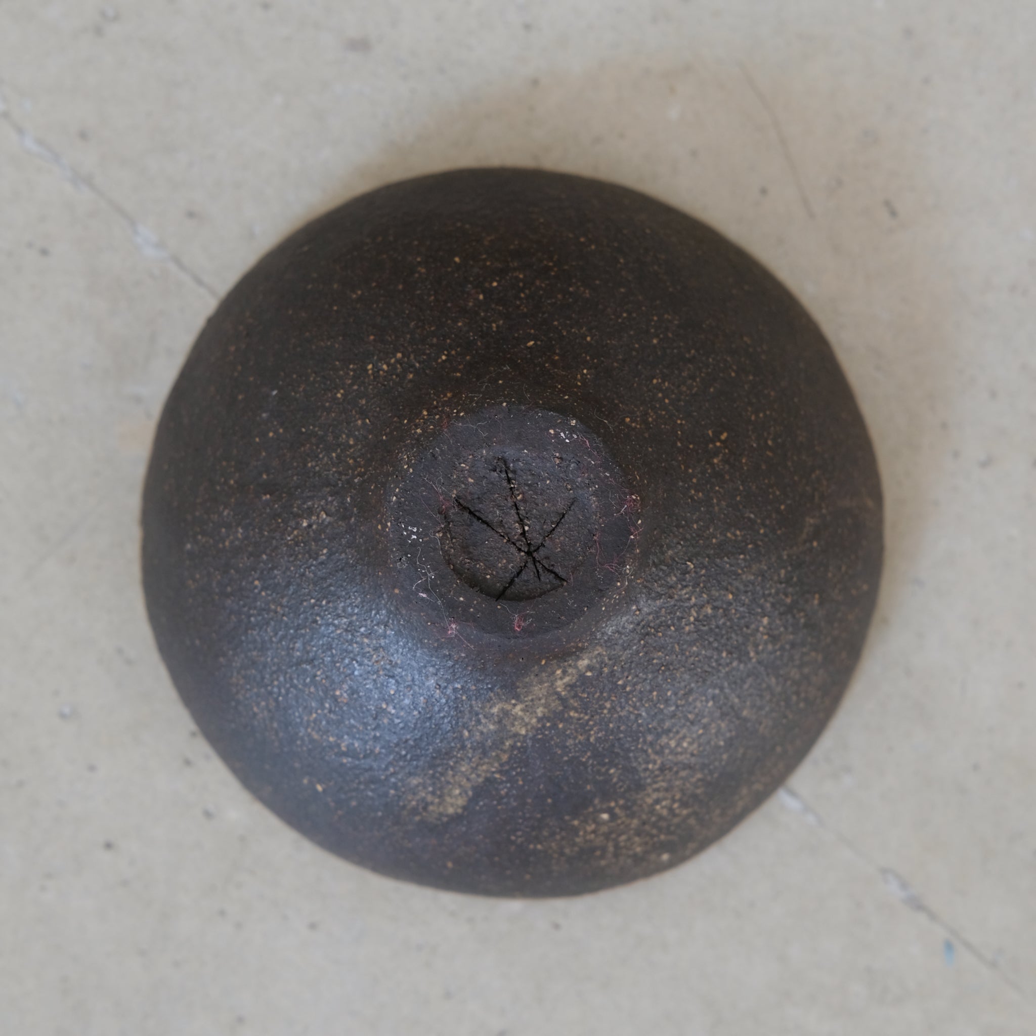 Bol en grès noir D 9cm(i) - blanc de Cups cups cups chez Brutal Ceramics