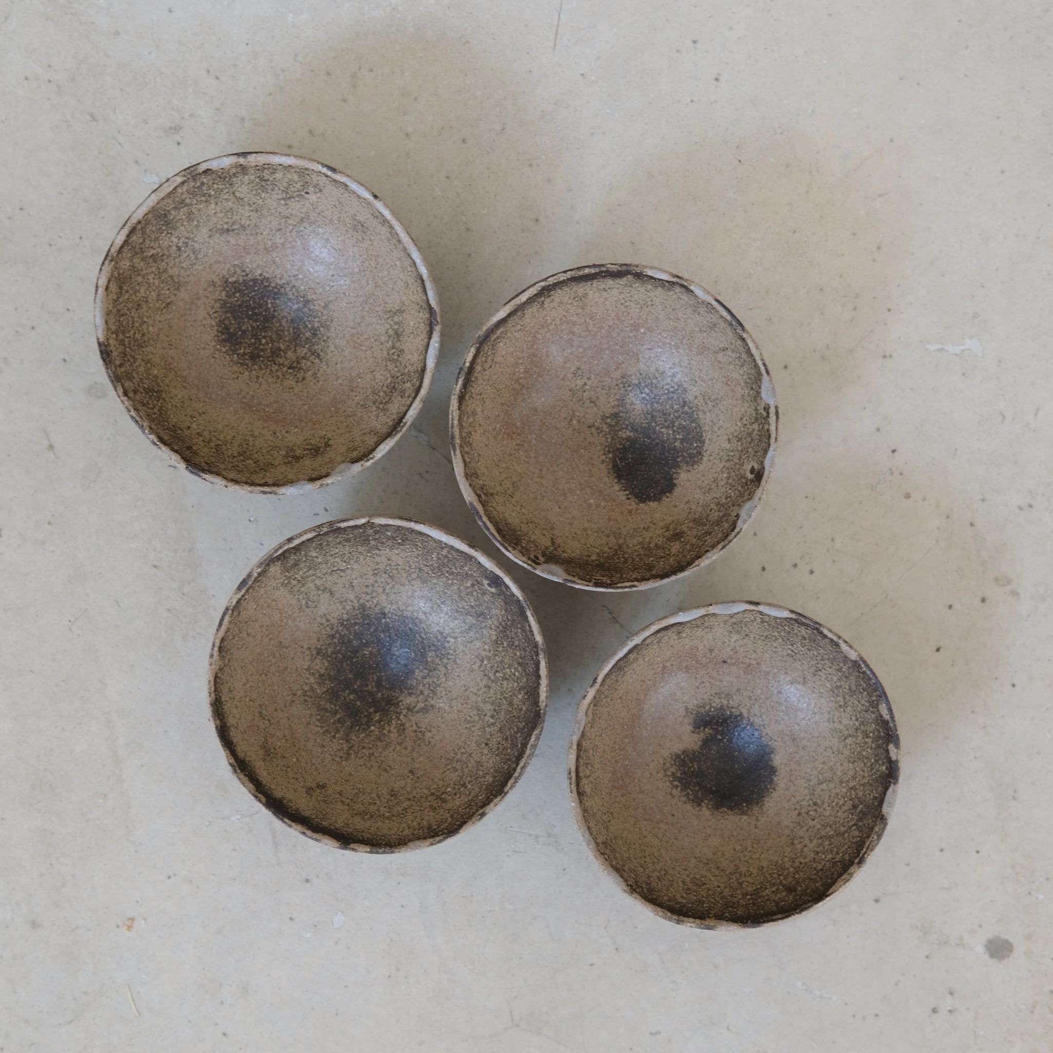 Bol en grès noir D 9cm(i) - blanc de Cups cups cups chez Brutal Ceramics