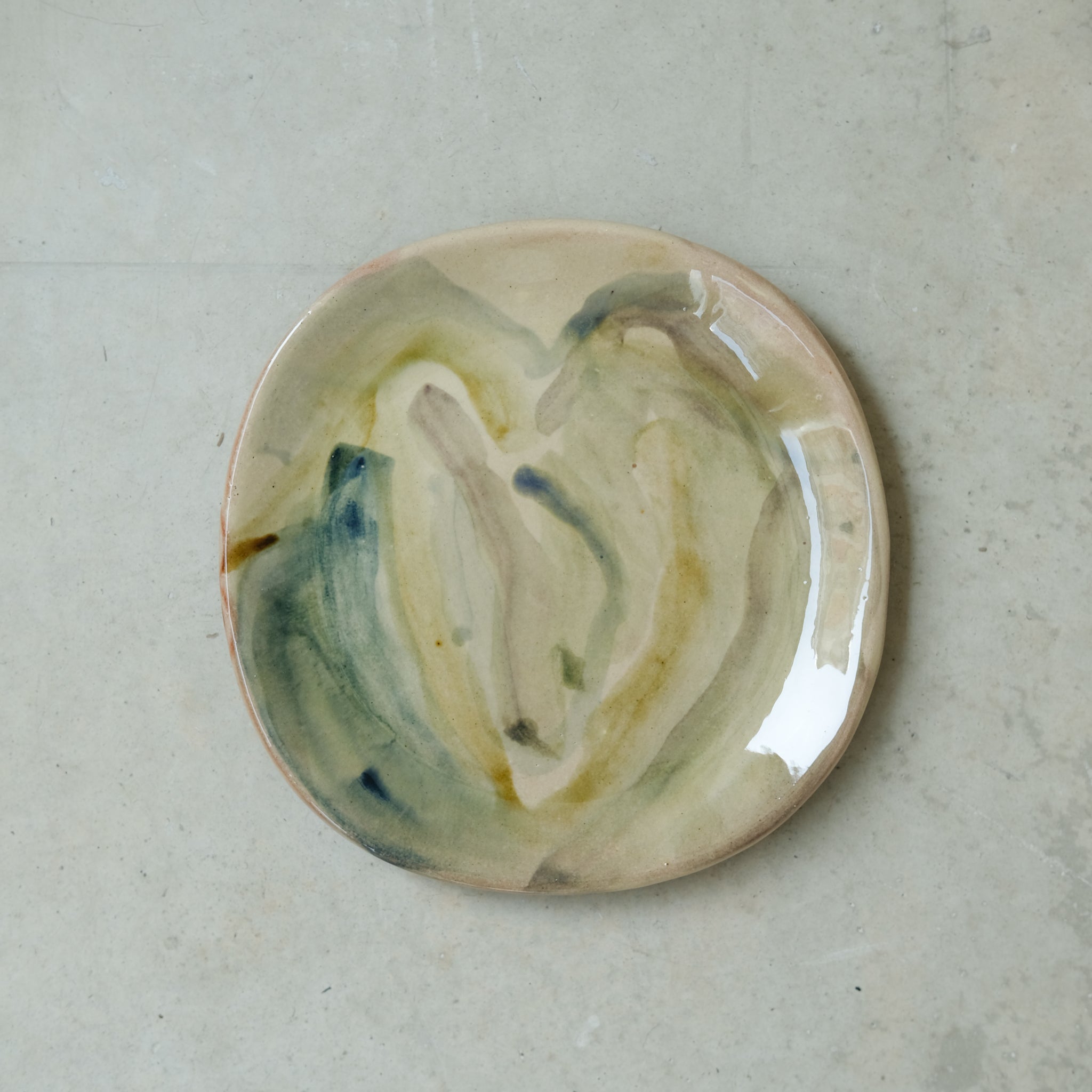Assiette 15 en faience rouge multicolore par Héloïse Bariol
