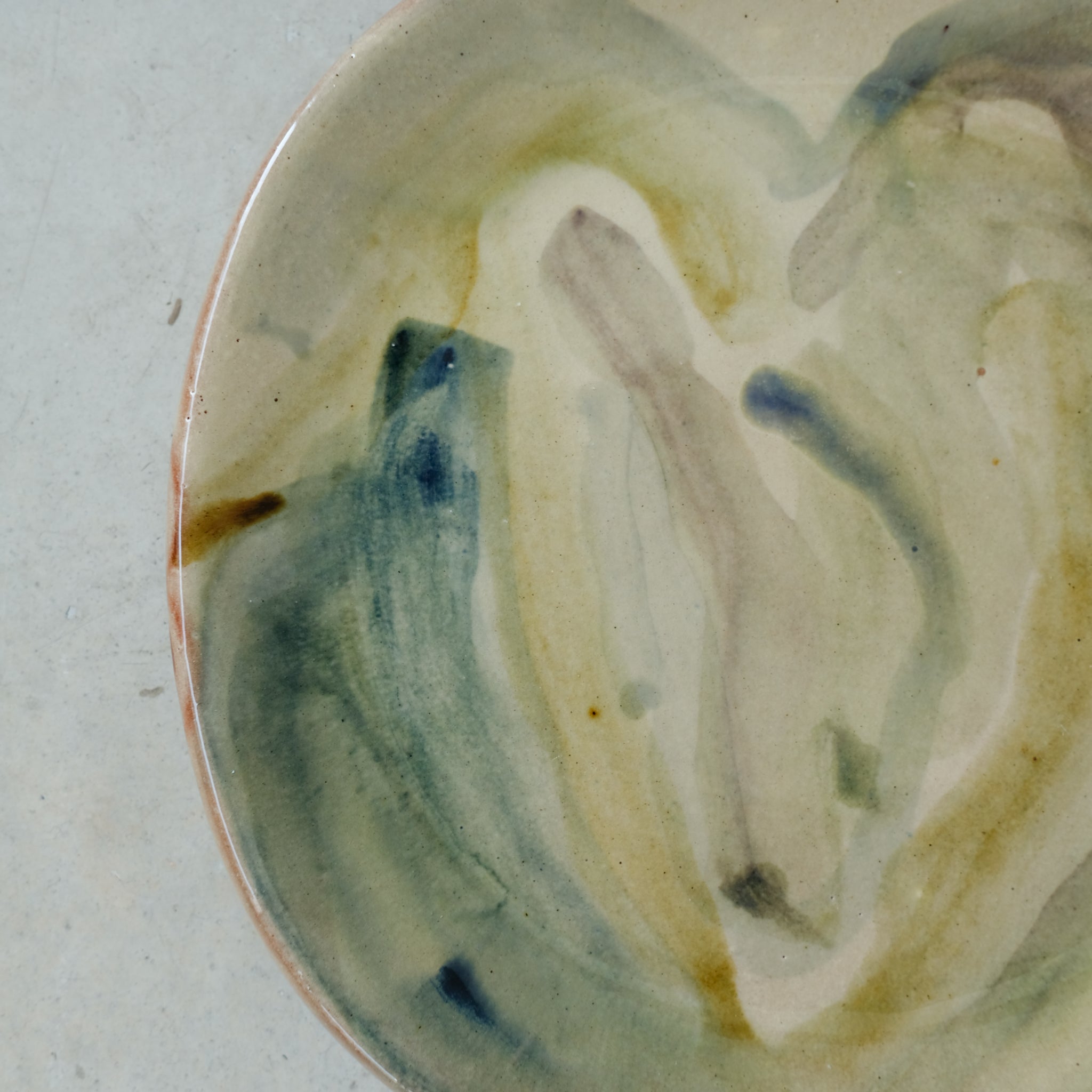 Assiette 15 en faience rouge multicolore par Héloïse Bariol