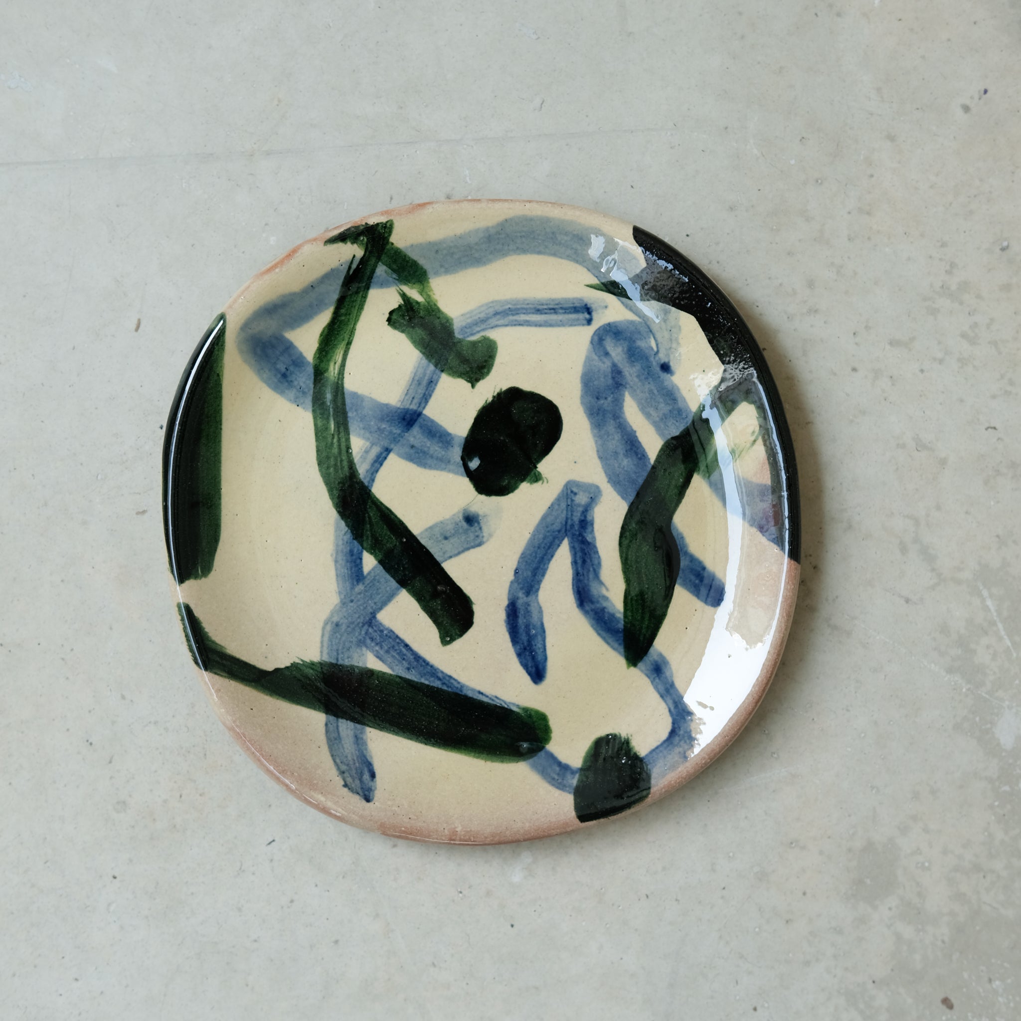 Assiette 18 en faience rouge multicolore par Héloïse Bariol