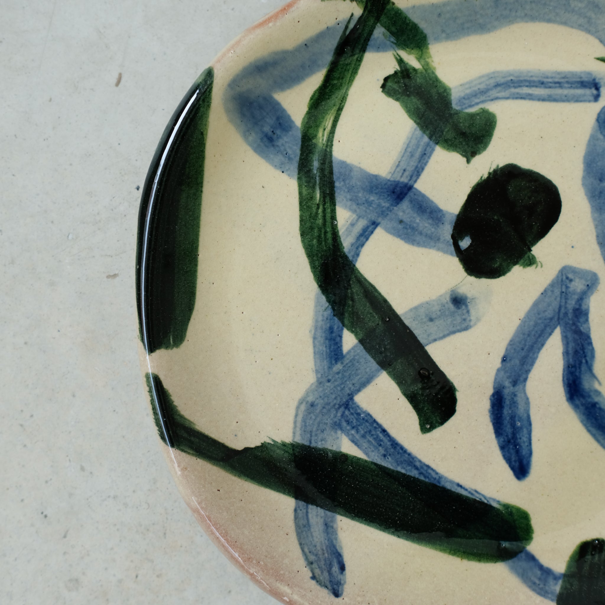 Assiette 18 en faience rouge multicolore par Héloïse Bariol