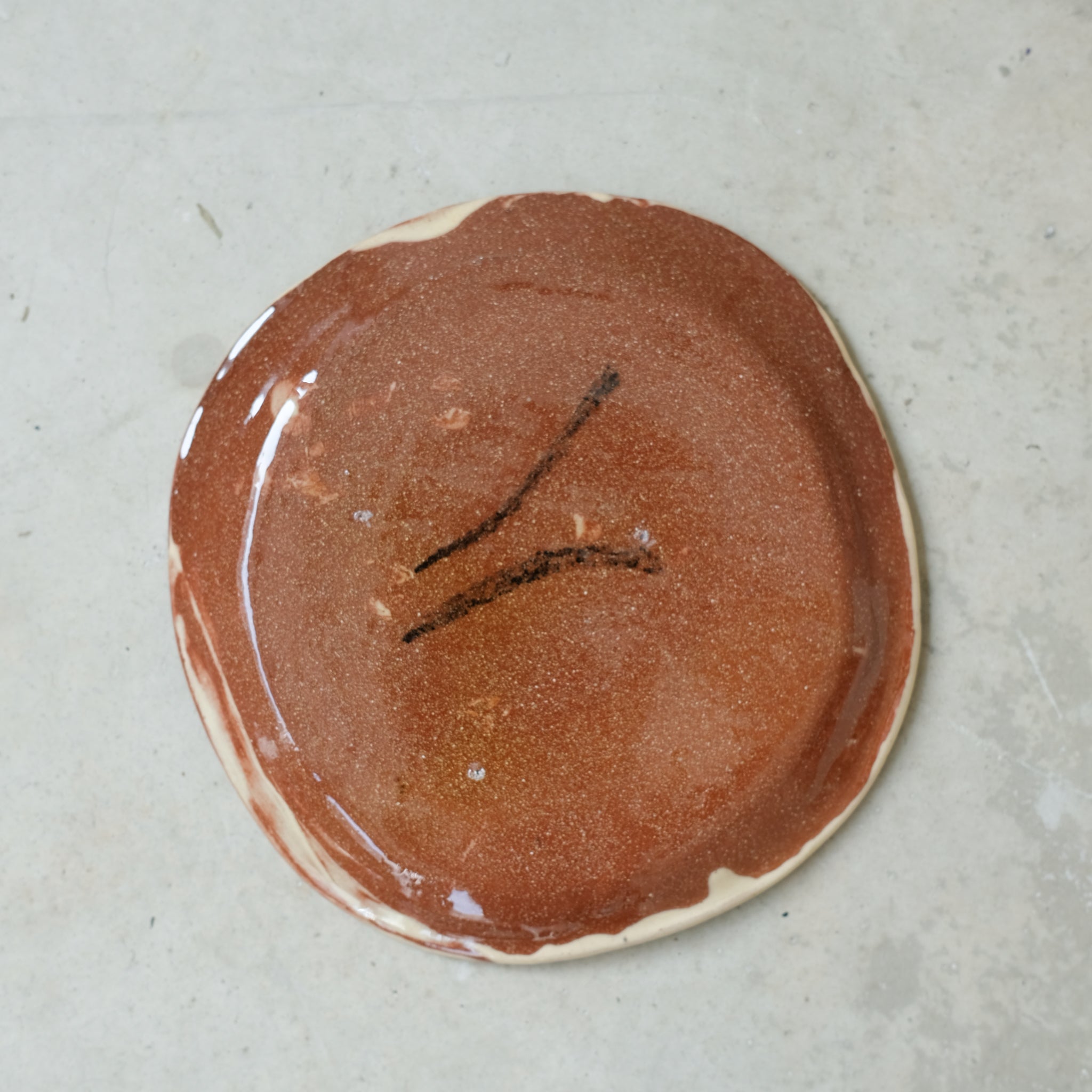 Assiette 13 en faience rouge multicolore par Héloïse Bariol