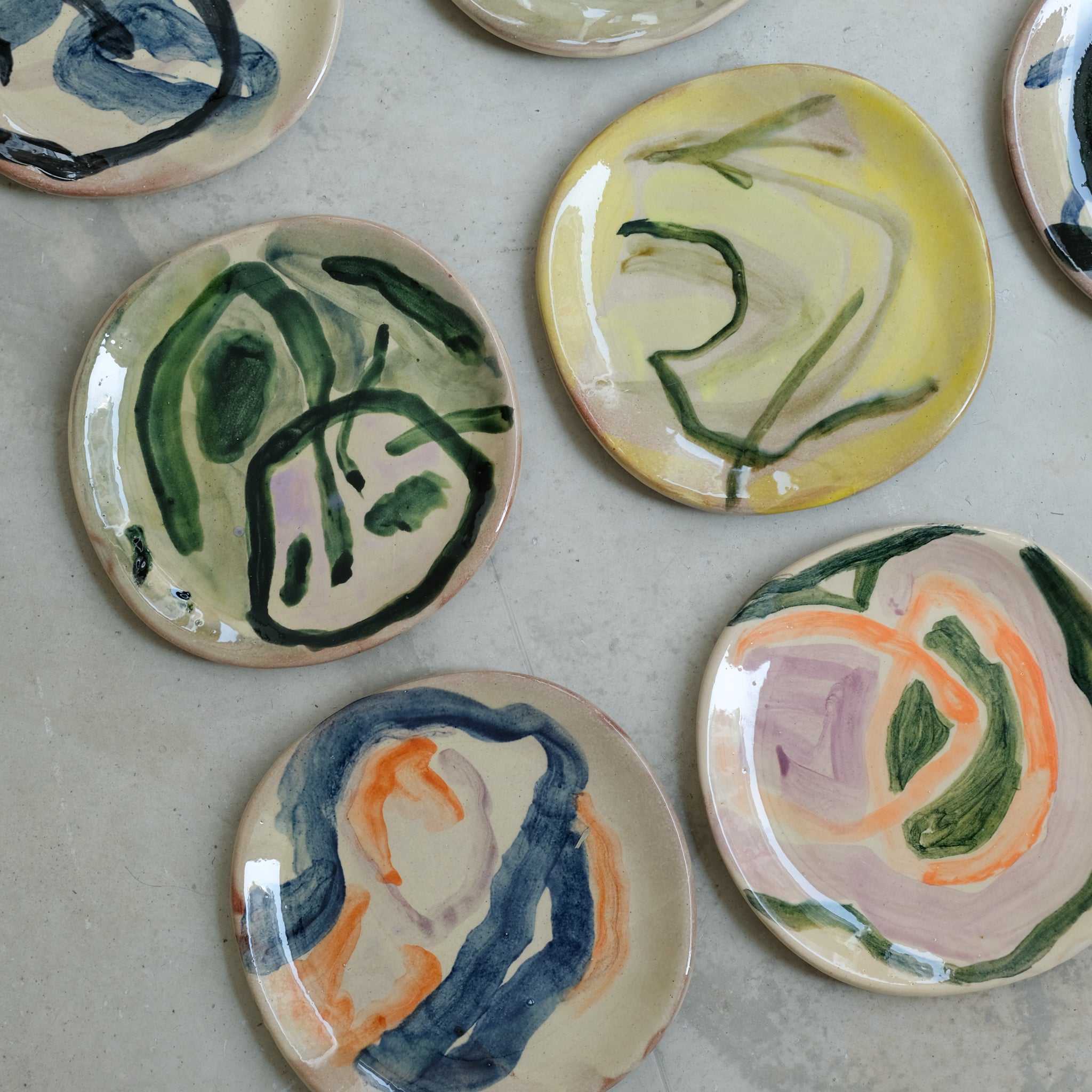 Assiette 14 en faience rouge multicolore par Héloïse Bariol