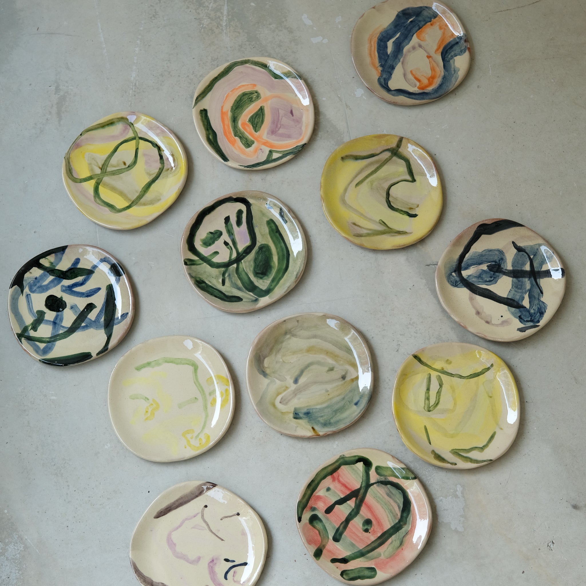 Assiette 22 en faience rouge multicolore par Héloïse Bariol chez Brutal Ceramics