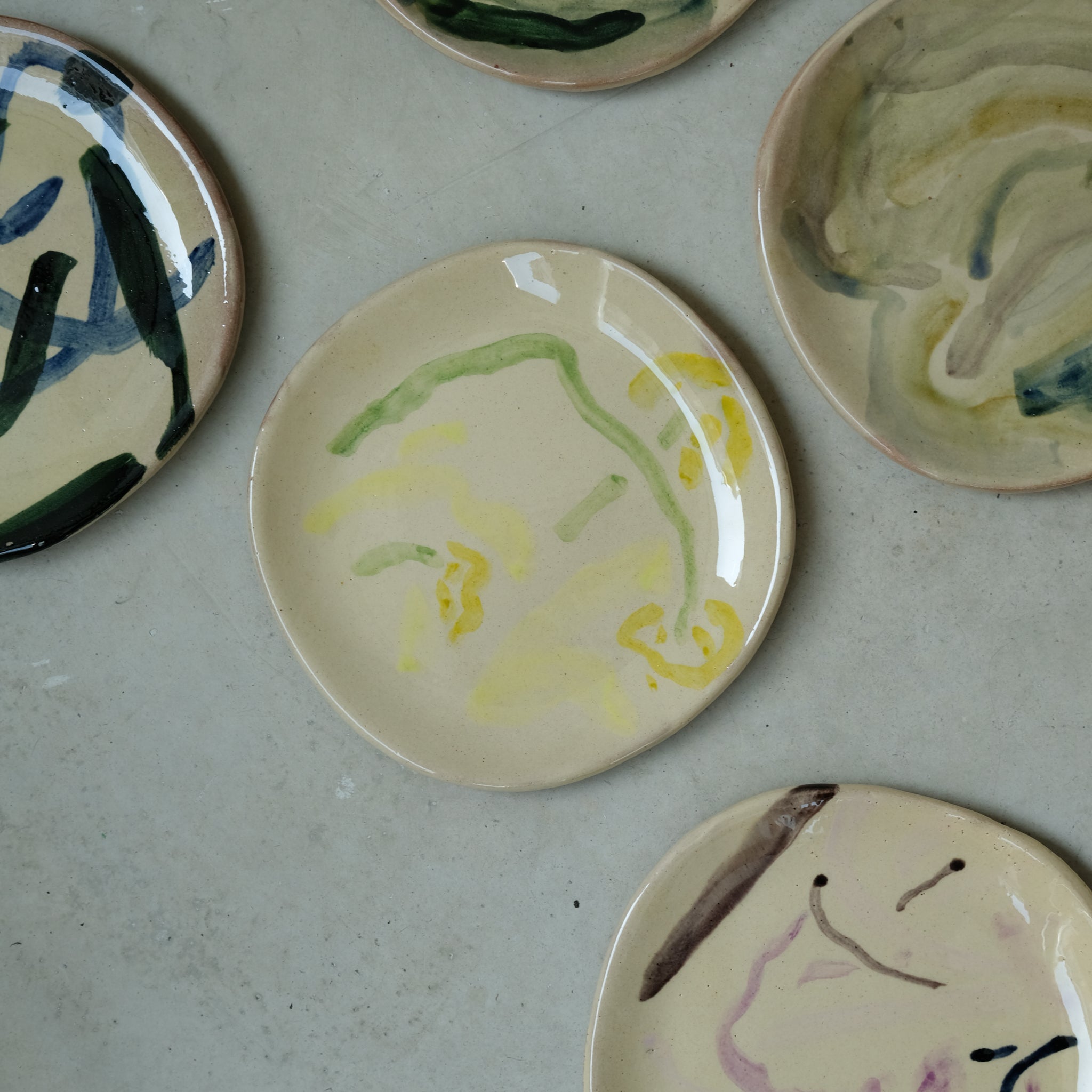 Assiette 20 en faience rouge multicolore par Héloïse Bariol chez Brutal Ceramics