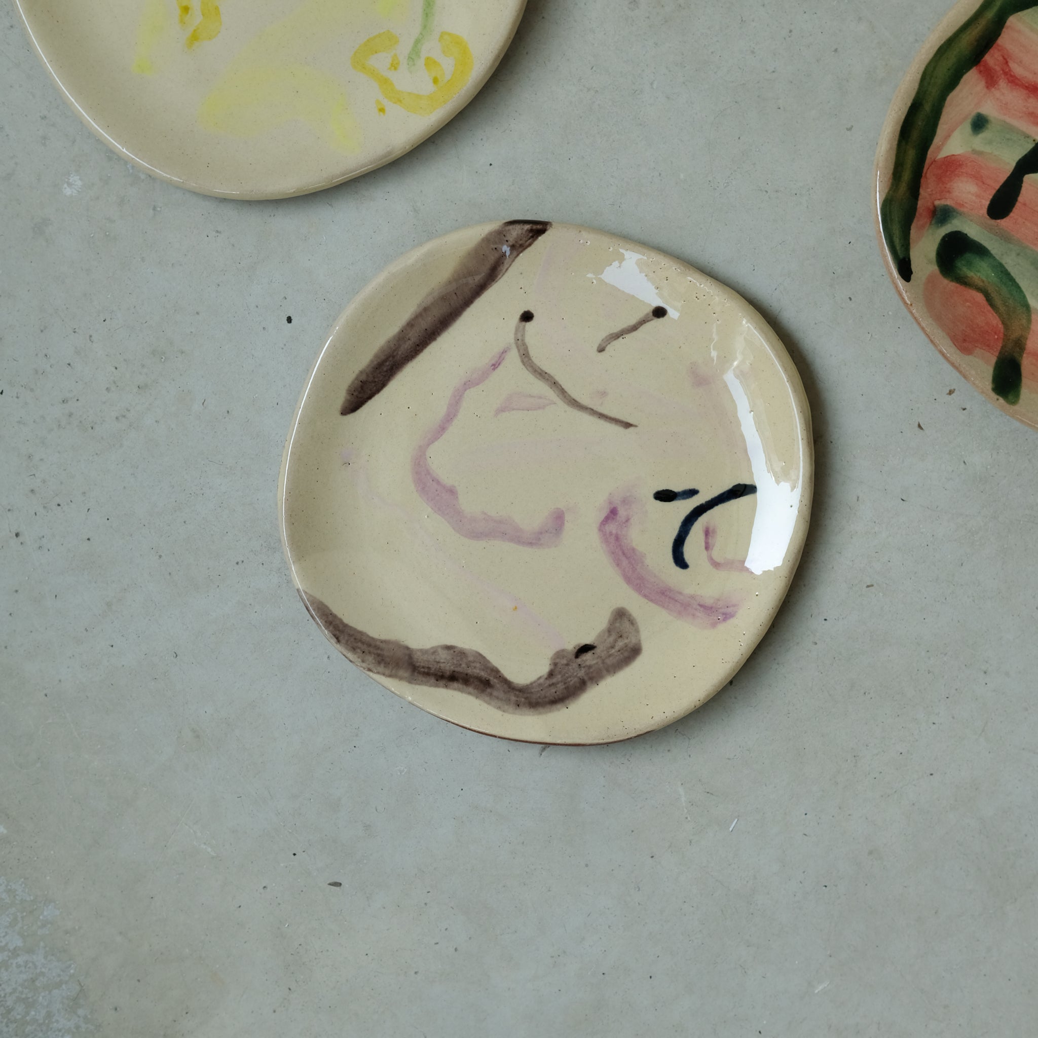 Assiette 13 en faience rouge multicolore par Héloïse Bariol