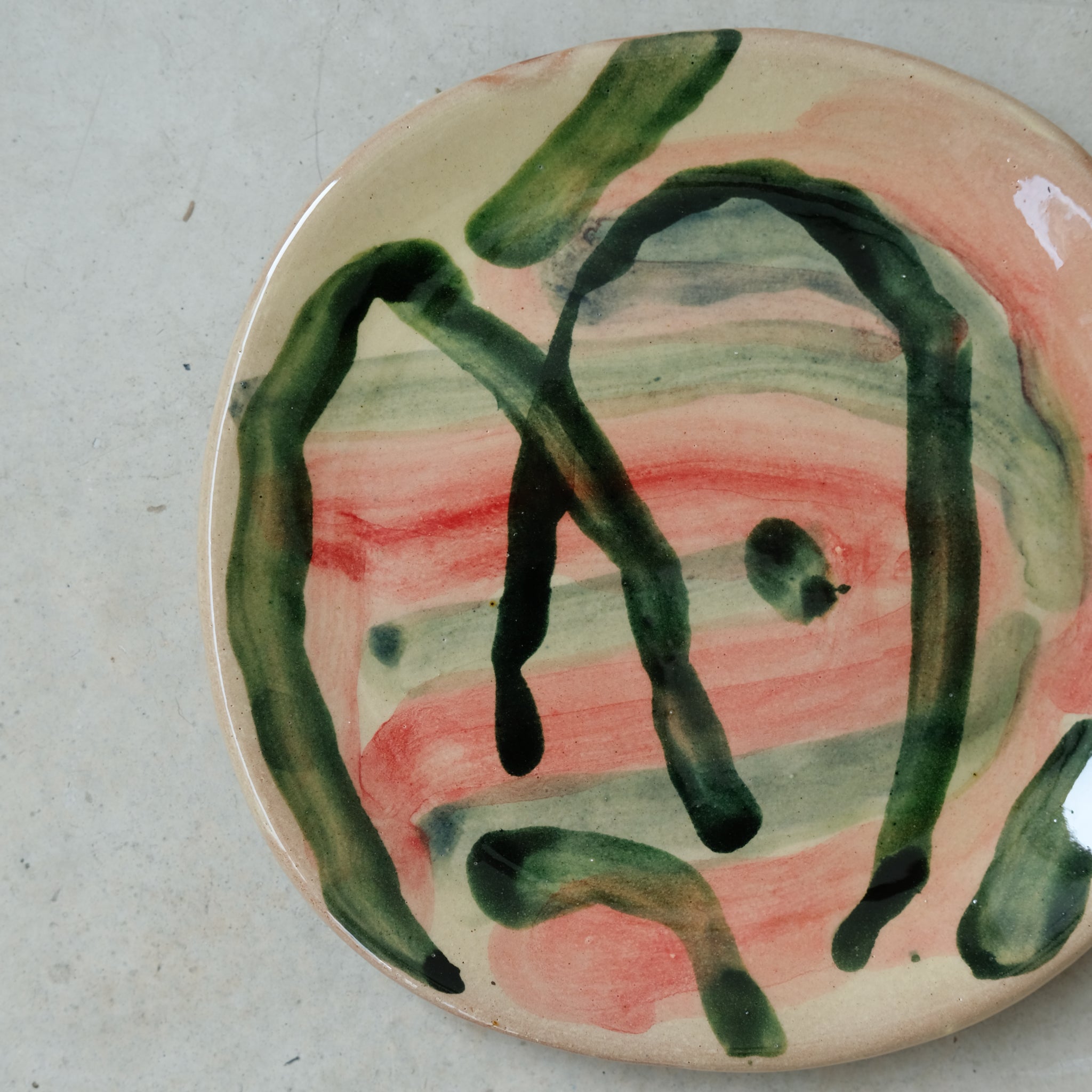 Assiette 12 en faience rouge multicolore par Héloïse Bariol