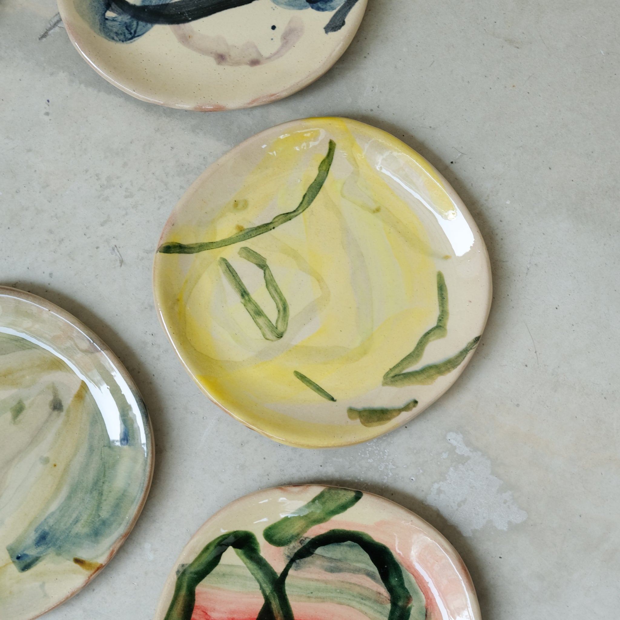 Assiette 22 en faience rouge multicolore par Héloïse Bariol chez Brutal Ceramics