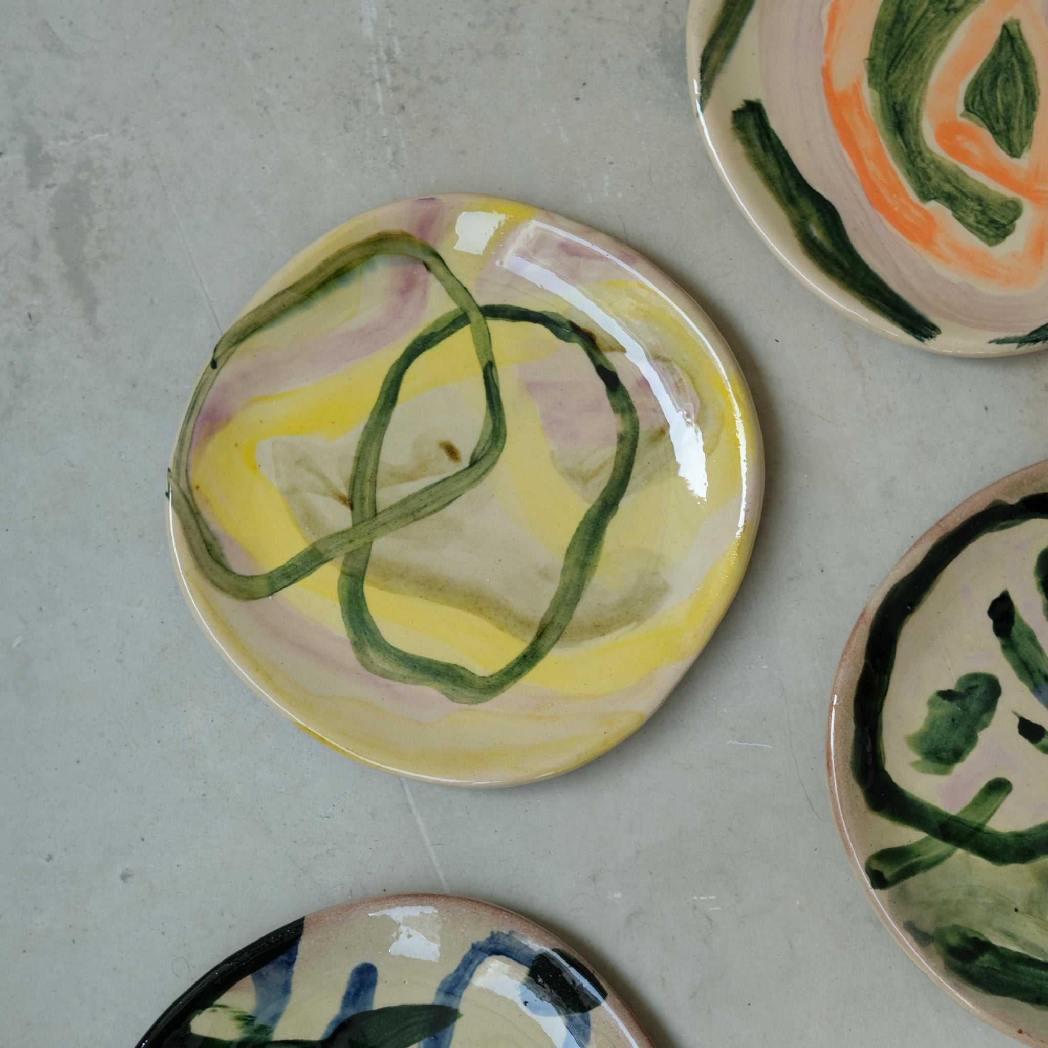 Assiette 19 en faience rouge multicolore par Héloïse Bariol chez Brutal Ceramics