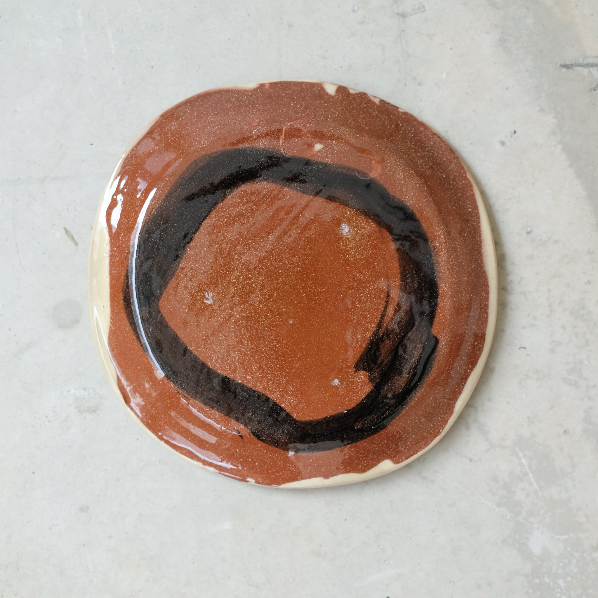 Assiette 22 en faience rouge multicolore par Héloïse Bariol chez Brutal Ceramics