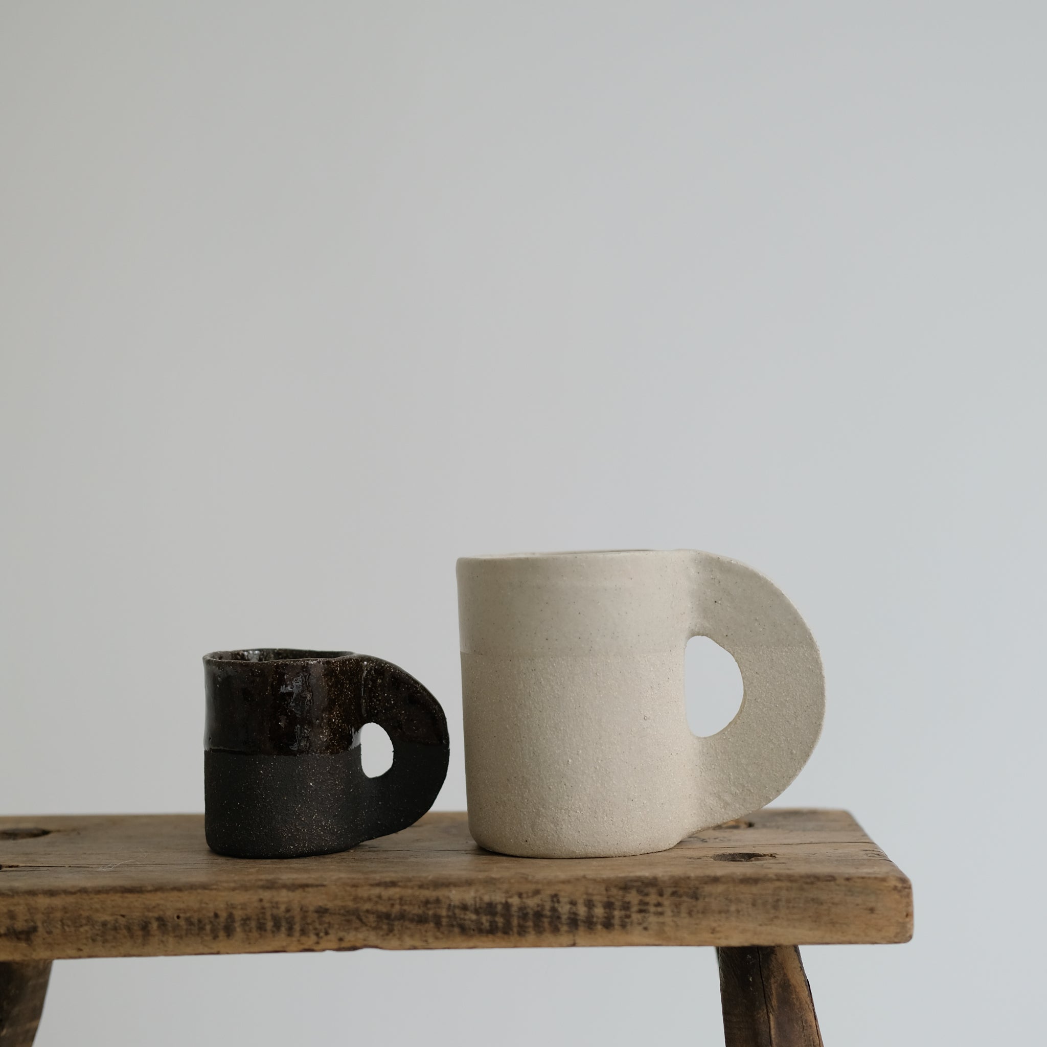 Tasse en grès crème de Léa Baldassari chez Brutal Ceramics
