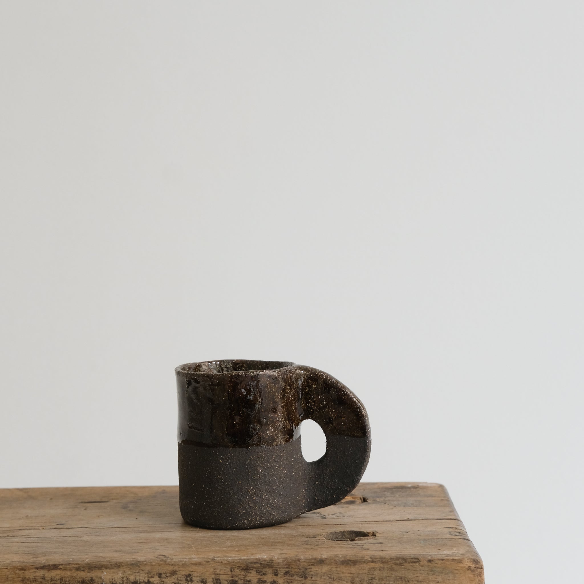 Tasse en grès réglisse de Léa Baldassari chez Brutal CeramicsTasse en grès réglisse de Léa Baldassari chez Brutal Ceramics