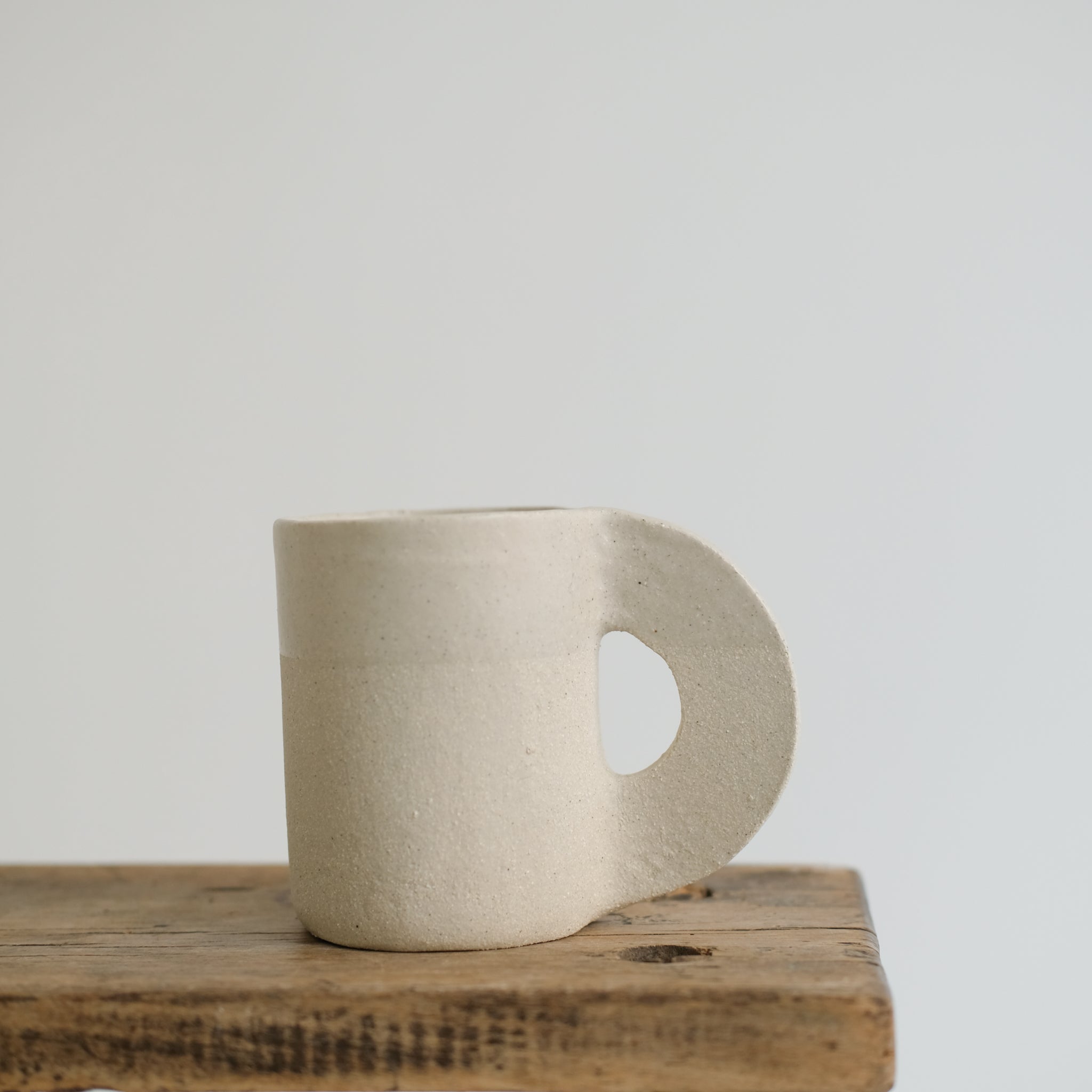 Tasse en grès crème de Léa Baldassari chez Brutal Ceramics