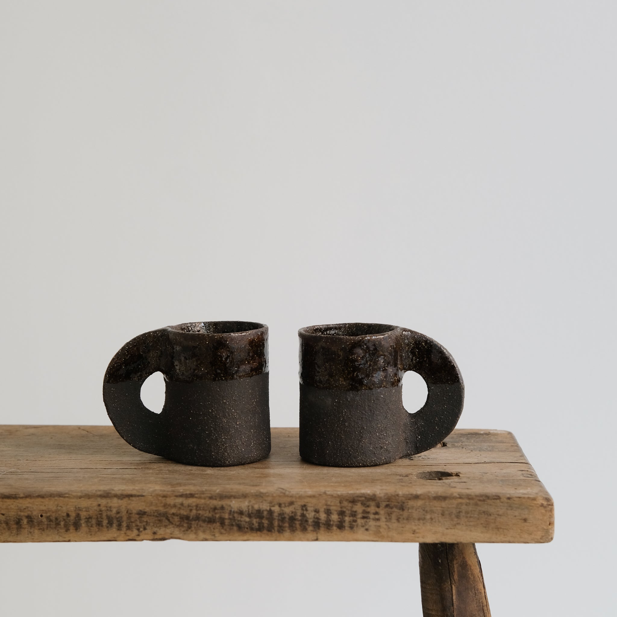 Tasse en grès réglisse de Léa Baldassari chez Brutal Ceramics