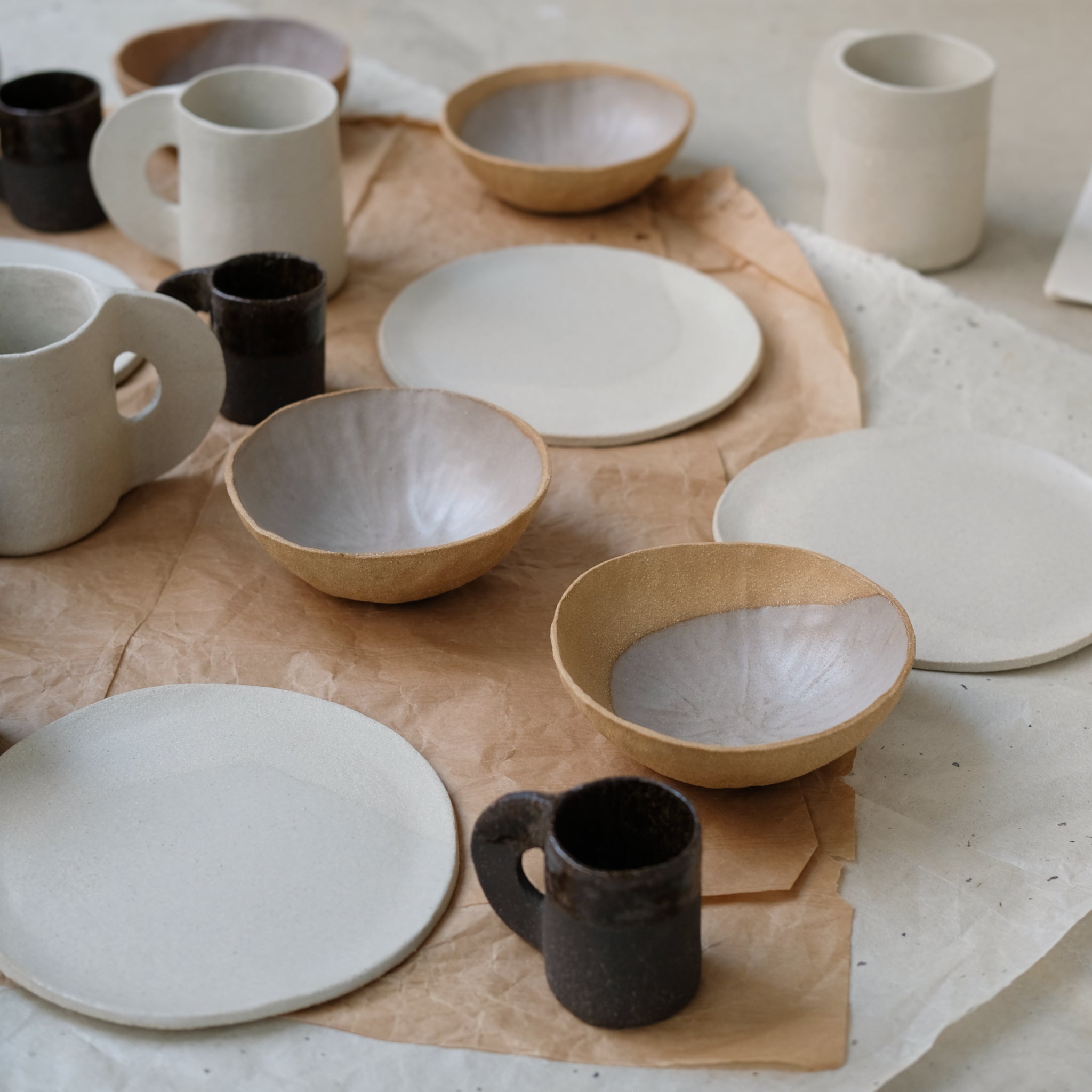 Assiette en grès blanc de Léa Baldassari chez Brutal Ceramics