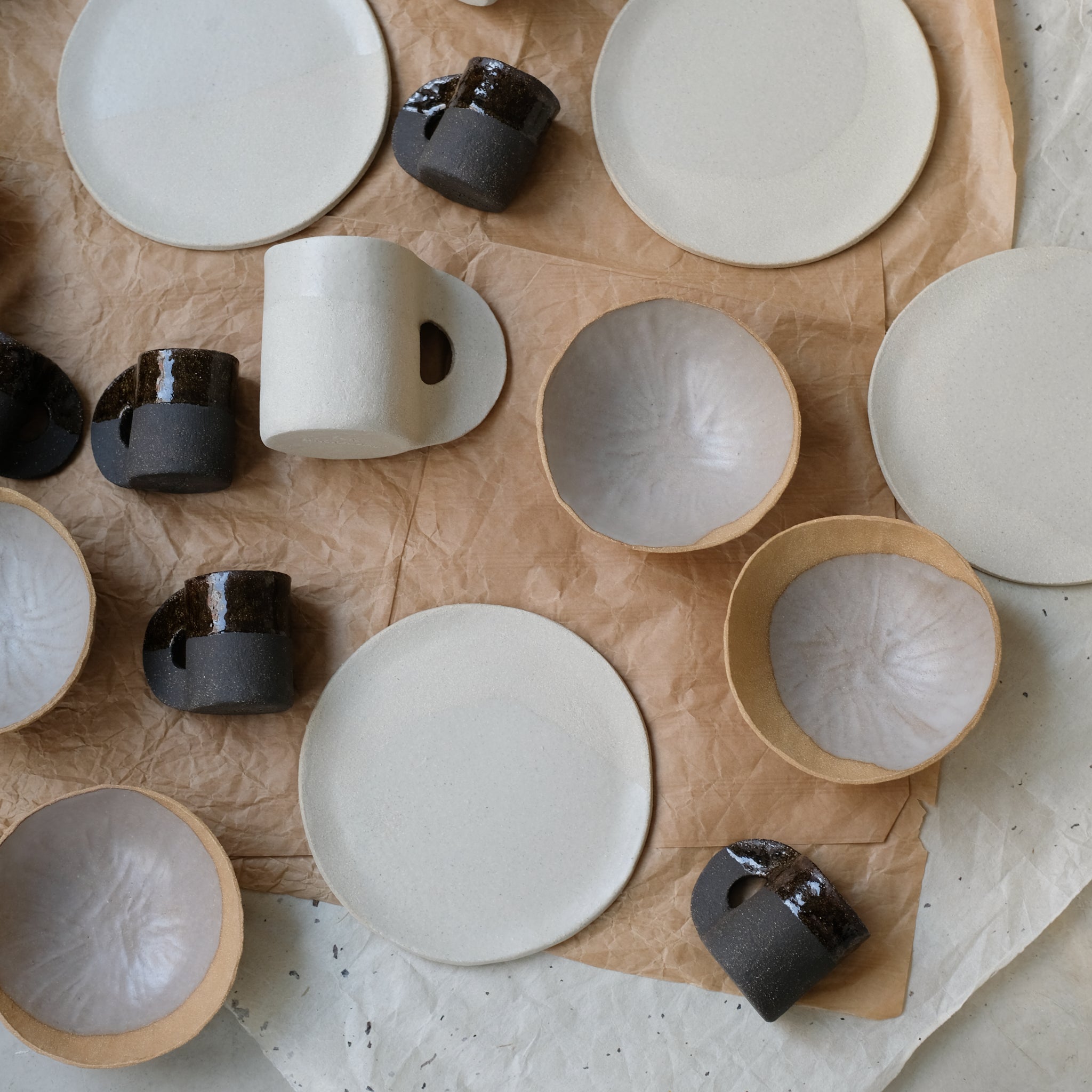 Assiette en grès blanc de Léa Baldassari chez Brutal Ceramics