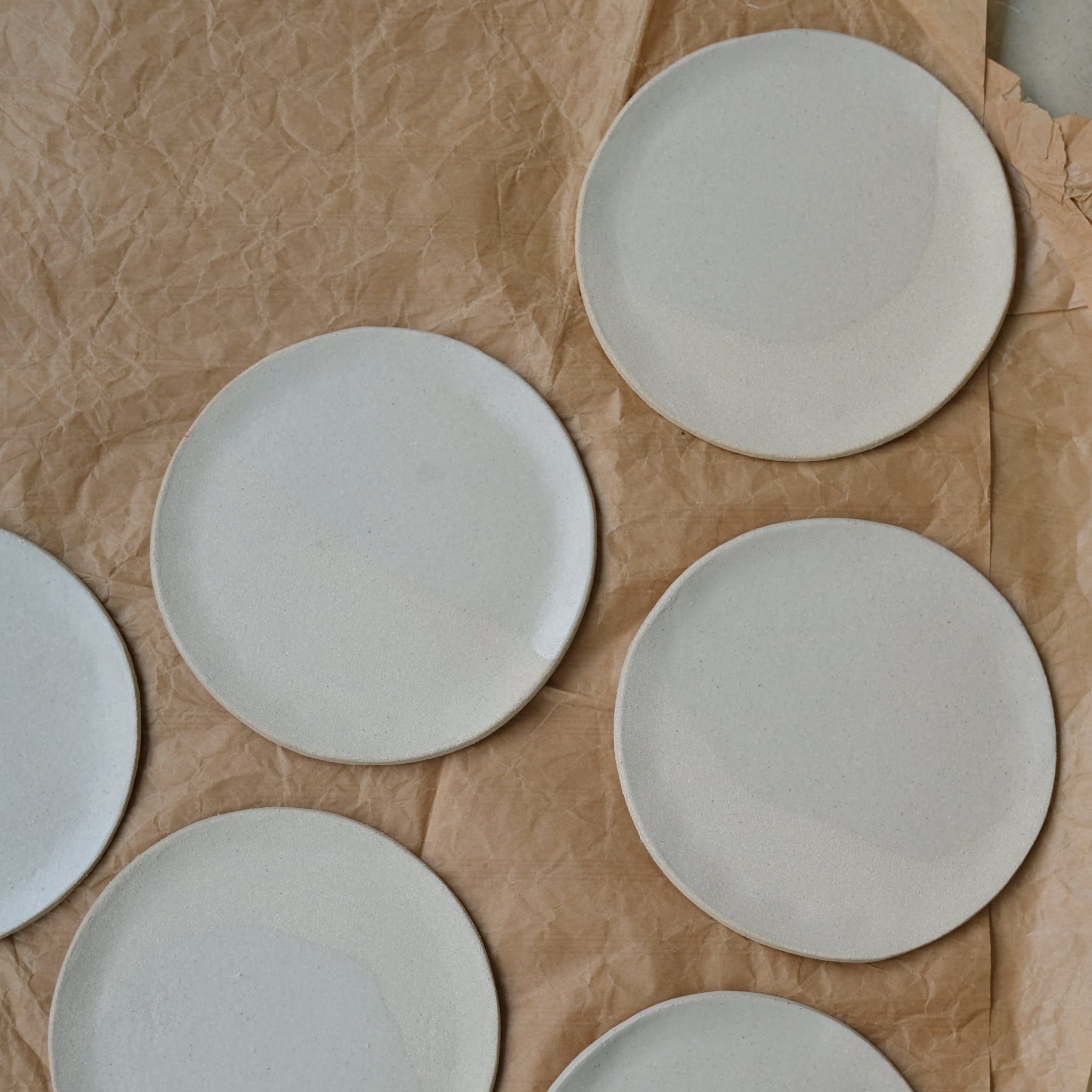 Assiette en grès blanc de Léa Baldassari chez Brutal Ceramics
