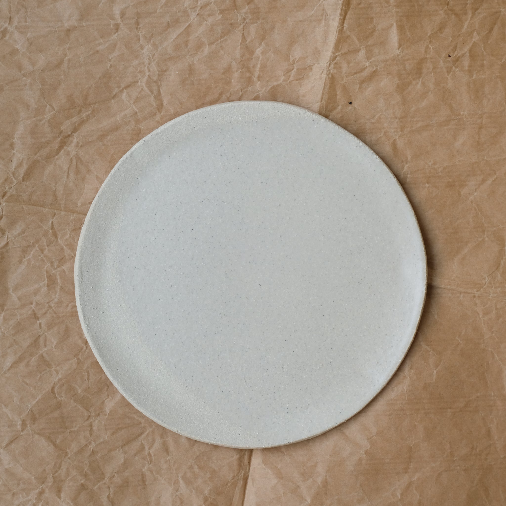 Assiette en grès blanc de Léa Baldassari chez Brutal Ceramics