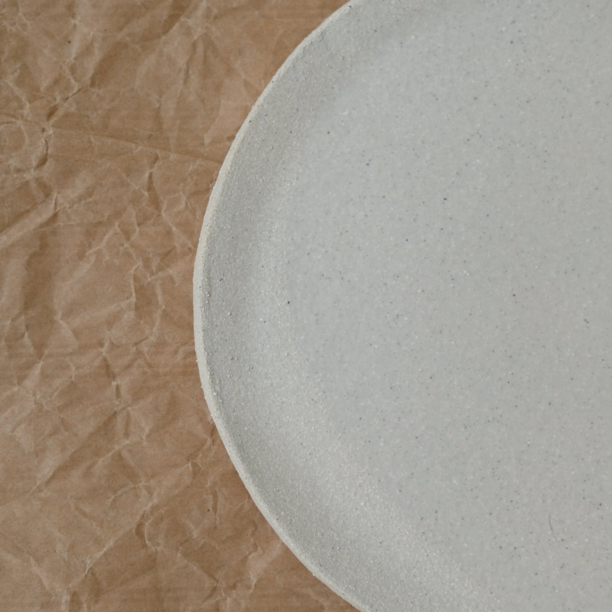Assiette en grès blanc de Léa Baldassari chez Brutal Ceramics