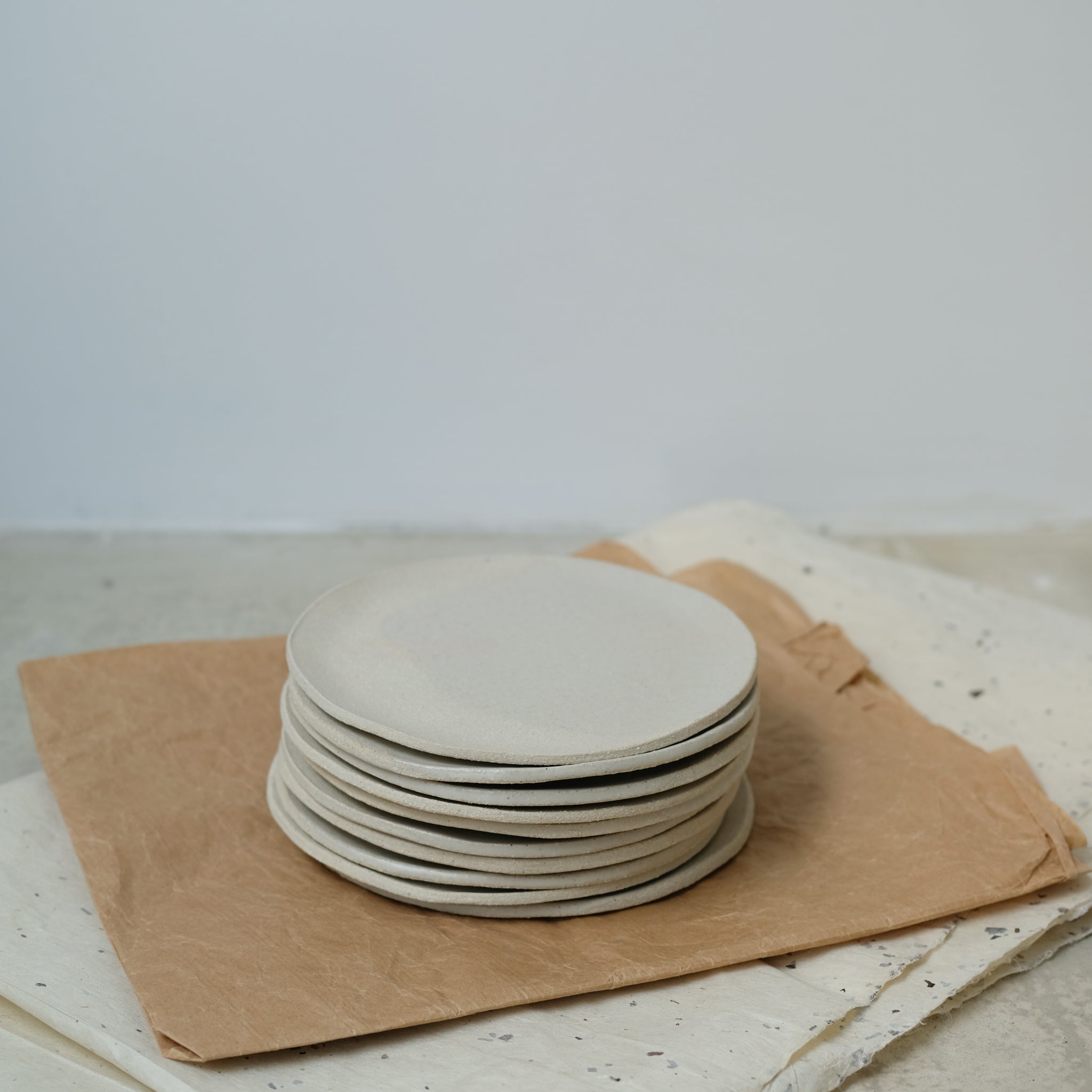 Assiette en grès blanc de Léa Baldassari chez Brutal Ceramics