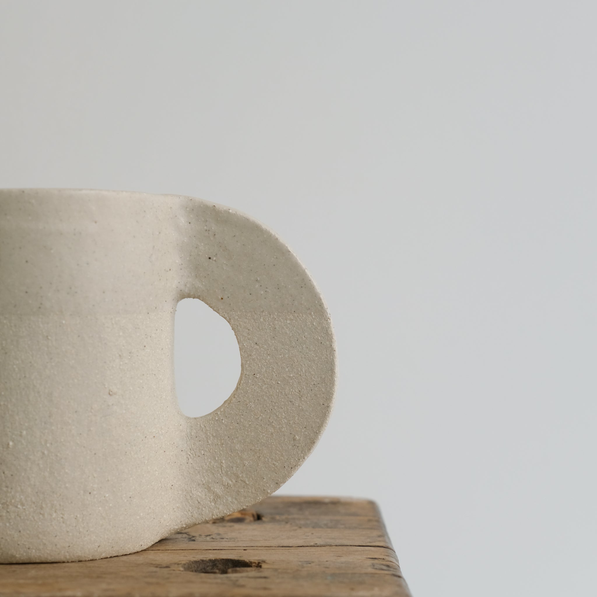 Tasse en grès crème de Léa Baldassari chez Brutal Ceramics