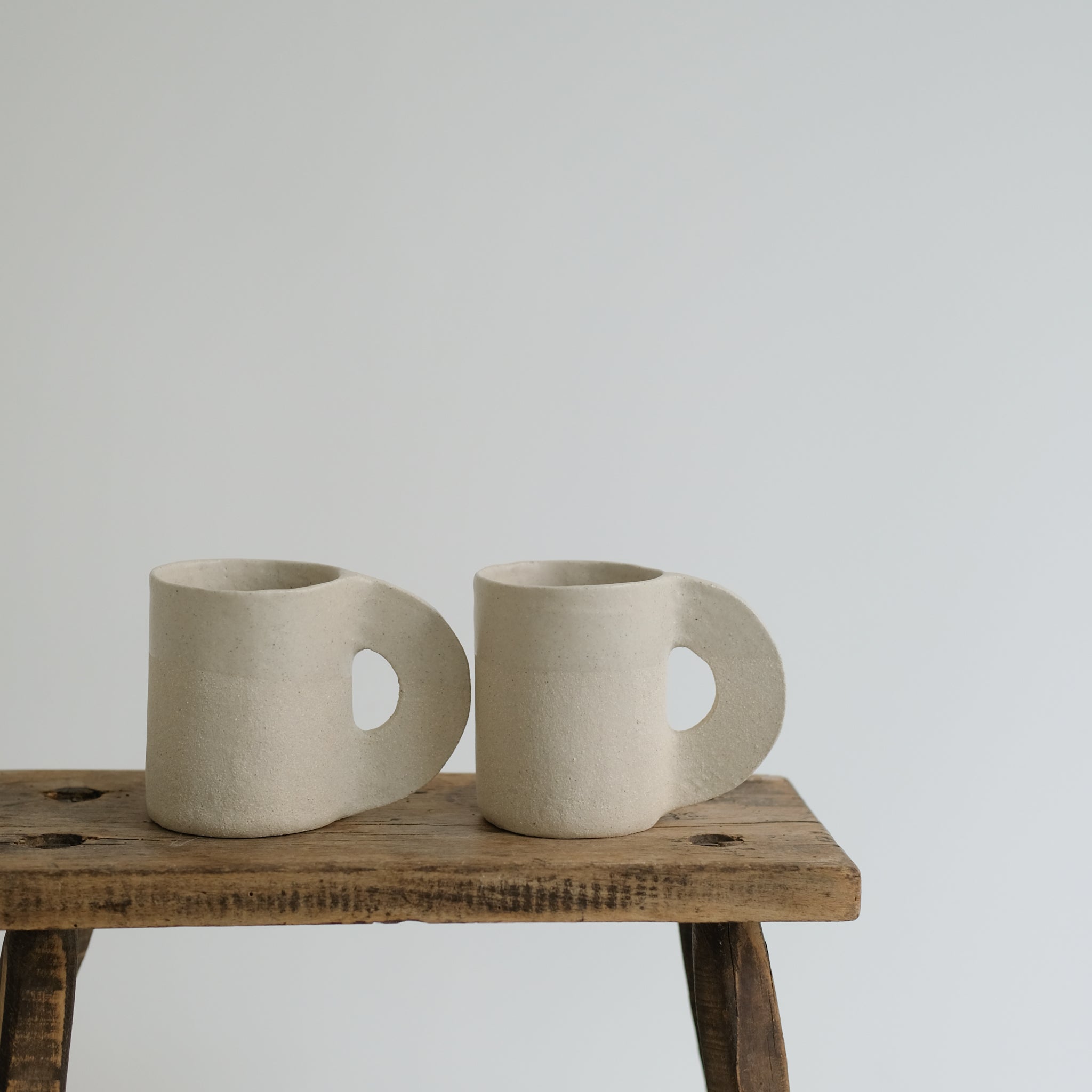 Tasse en grès crème de Léa Baldassari chez Brutal Ceramics