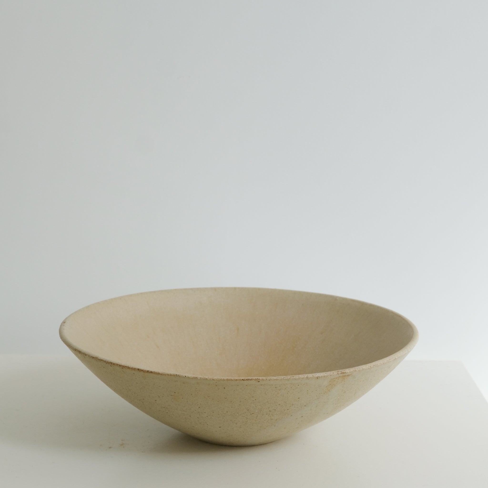Saladier en grès caramel doux par Louise Noart pour Brutal Ceramics