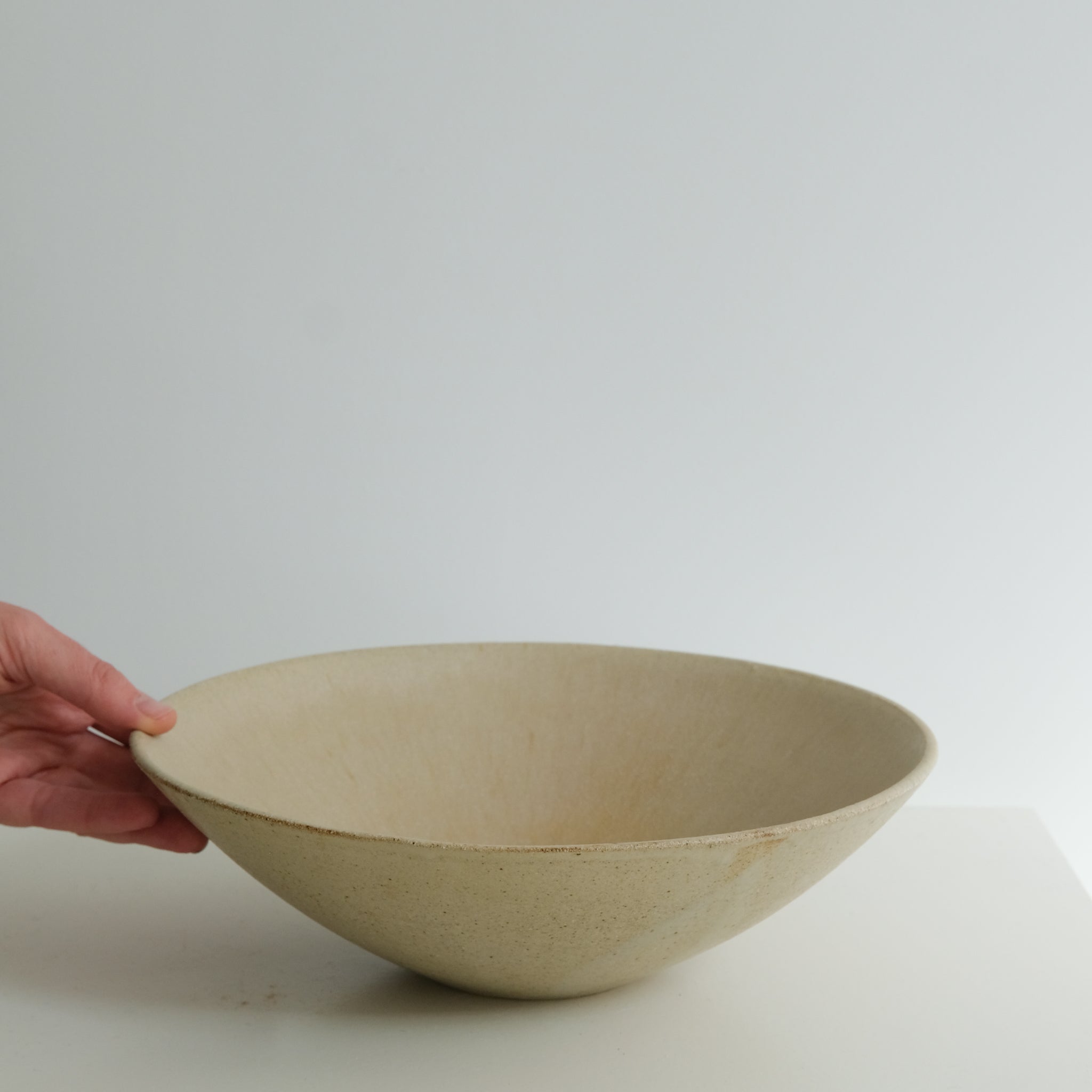 Saladier en grès caramel doux par Louise Noart pour Brutal Ceramics